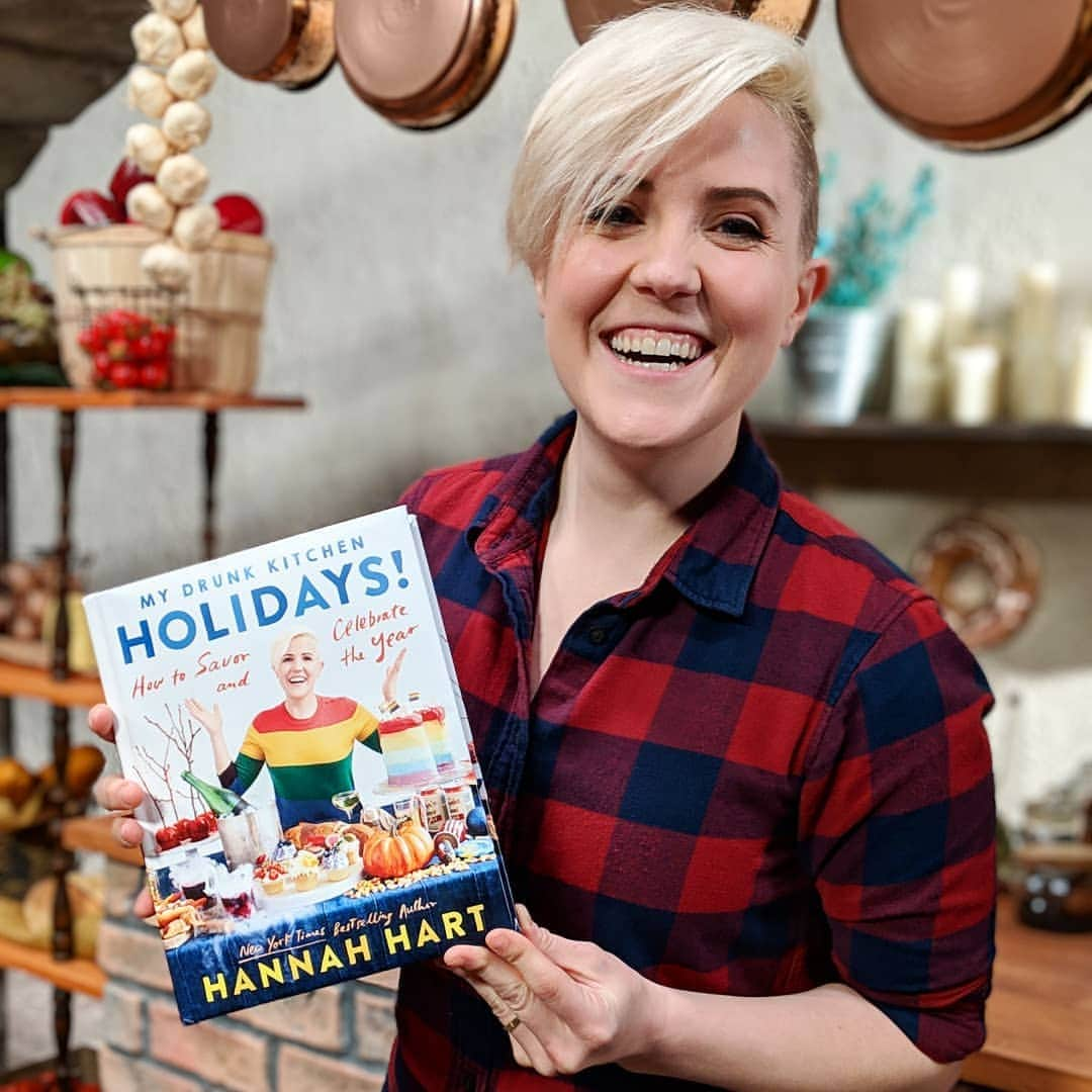 ハナー・ハートさんのインスタグラム写真 - (ハナー・ハートInstagram)「🙌COOKBOOK COVER REVEAL!!!🙌 Have you been missing My Drunk Kitchen in your life? Are you hoping to survive the holidays all year round? Wondering what to make for Graduation or celebrating your sisters divorce? Look no further!! As many of you know I've been working on a new book for the last year and now we are getting even closer! Making this book baby has been a blast! And now I finally get to show you are awesome cover!! What do you think? Let me know!  Pre-Order you copy today! Link in bio. 😘」3月29日 5時56分 - harto