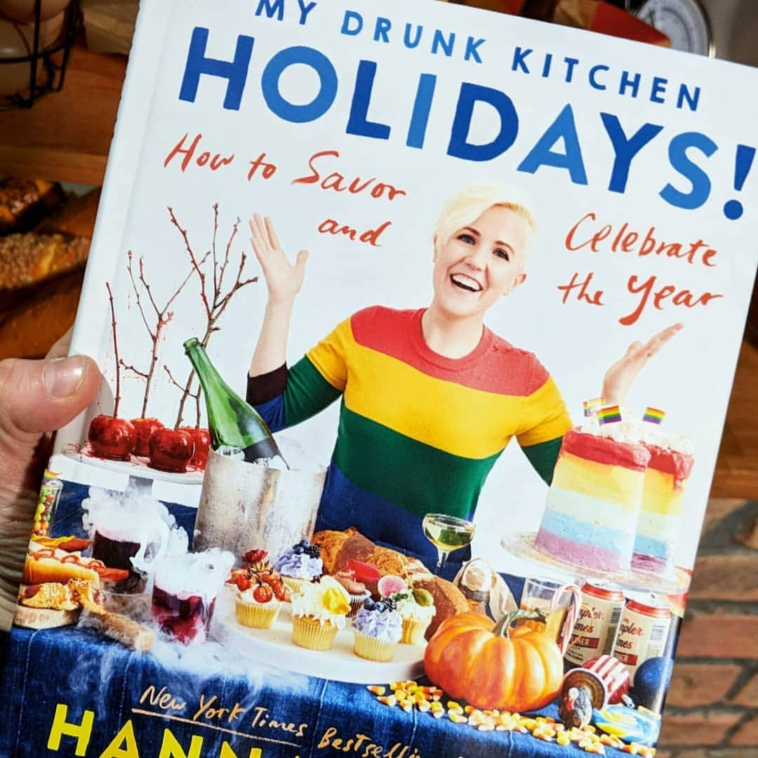 ハナー・ハートさんのインスタグラム写真 - (ハナー・ハートInstagram)「🙌COOKBOOK COVER REVEAL!!!🙌 Have you been missing My Drunk Kitchen in your life? Are you hoping to survive the holidays all year round? Wondering what to make for Graduation or celebrating your sisters divorce? Look no further!! As many of you know I've been working on a new book for the last year and now we are getting even closer! Making this book baby has been a blast! And now I finally get to show you are awesome cover!! What do you think? Let me know!  Pre-Order you copy today! Link in bio. 😘」3月29日 5時56分 - harto