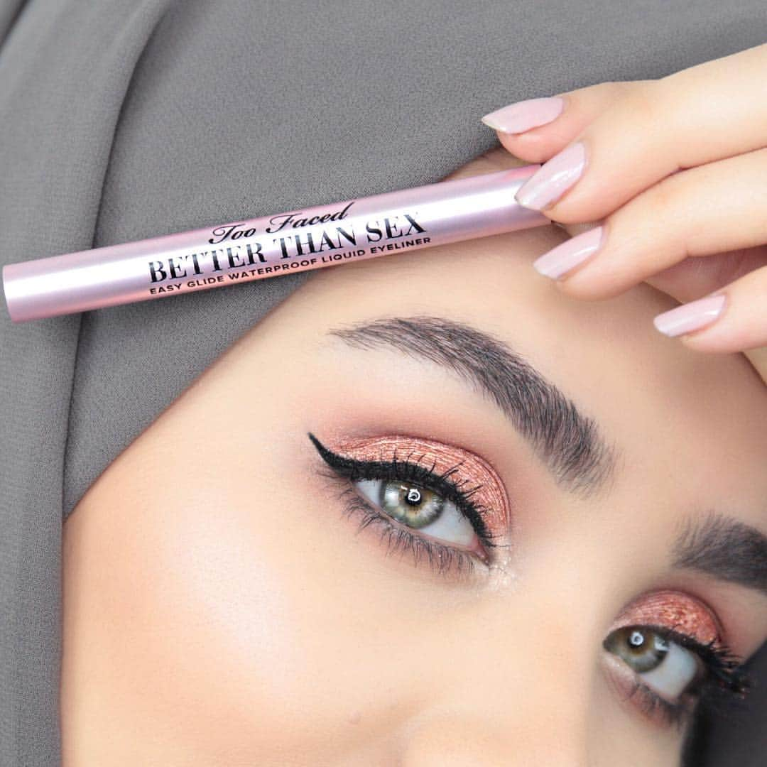 Too Facedさんのインスタグラム写真 - (Too FacedInstagram)「Our babe @sherynnbeauty shows us a good WING never gets old with our NEW innovative dual-brush Better Than Sex Eyeliner! 🤩 #betterthansex #toofaced」3月29日 6時02分 - toofaced