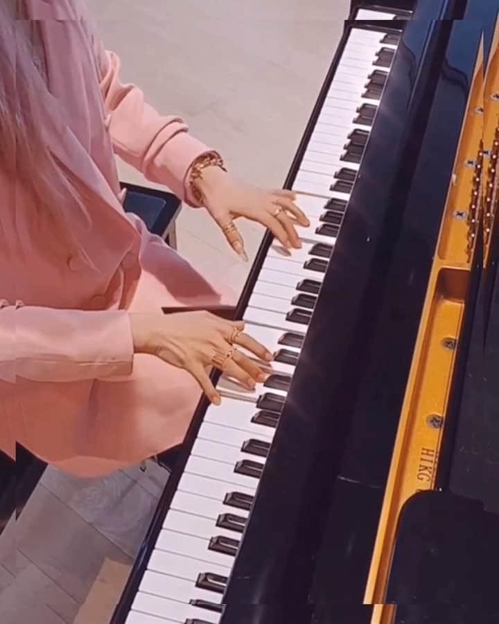 のインスタグラム：「When you have a meeting, but then you spot there is a piano 🎹 especially it’s a GRAND PIANO 😍✨ Who can recognize this piano piece? My elementary school memories are being recalled every time I play this 😌🎼✨💕 ( I played this to a boy I had a crush on tehe 🙈 ) ===== #piano #pianolove #pianoplaying #mypassion #happymidweek #indochino #seattle」