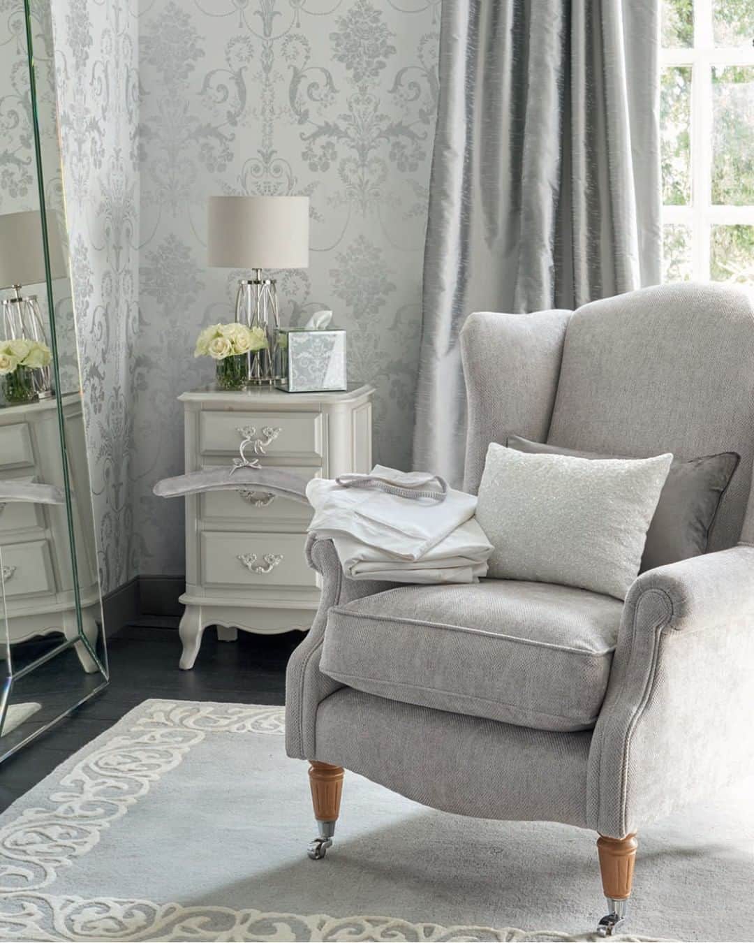 のインスタグラム：「The grey interiors trend isn’t dying down any time soon... Tag someone who is grey obsessed in the comments below!」