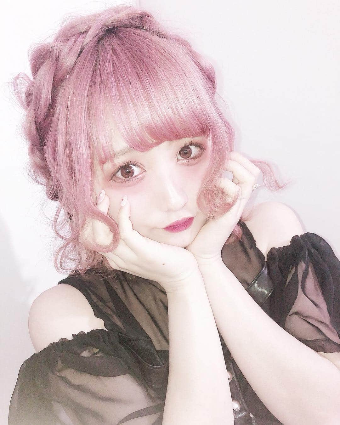 胡桃兎愛のインスタグラム：「03❤︎28 ・ ・ アイドル甲子園来てくださった方々ありがとうございましたっ！！ いつも来てくださる方はもちろん、初めましての方もいて凄く凄く嬉しかったです！ 4/1は新しくなったヒロシンで頑張るので沢山の方と舞踏会で会えるのを楽しみに頑張りますっ！ ・ (ちなみに今日は編み込み頑張りましたっ) (何度も載せ直しごめんなさい) ・ ・ #アイドル甲子園」