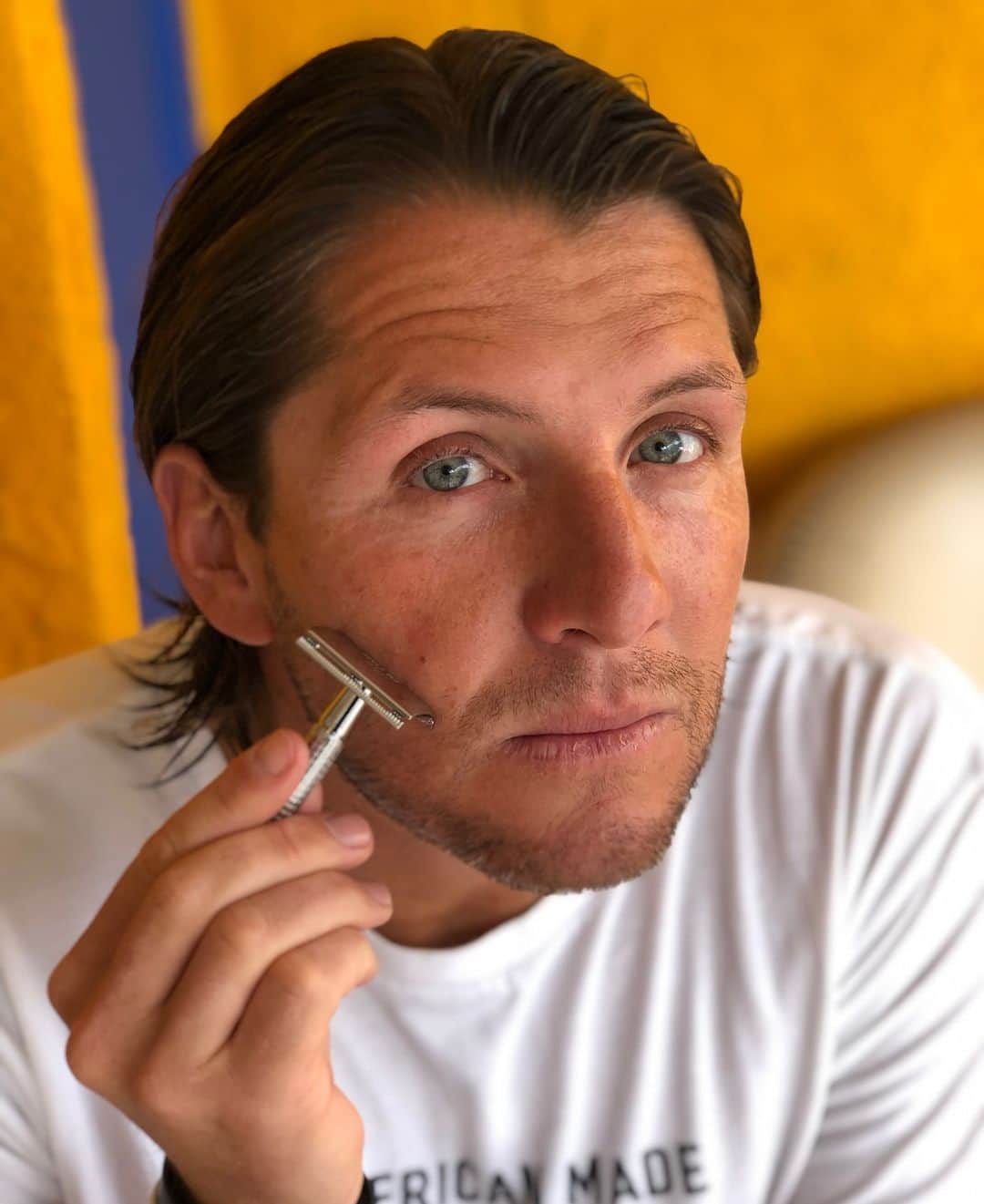 トニー・アゼベドのインスタグラム：「Check out one of my travel secrets and teaching me how to grow a beard! Post career all of a sudden I can grow a beard. #chlorinekillseverything #manscaped」