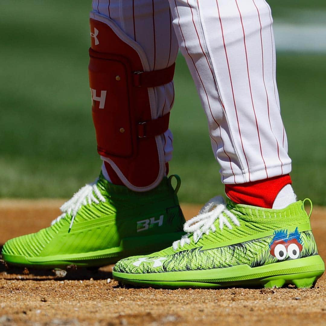 Under Armourさんのインスタグラム写真 - (Under ArmourInstagram)「#OpeningDay with the Phamily. @bryceharper3 makes himself at home in his “Phanatic” inspired cleat. Shop #Harper3 by hitting the link in bio. #WEWILL」3月29日 6時07分 - underarmour