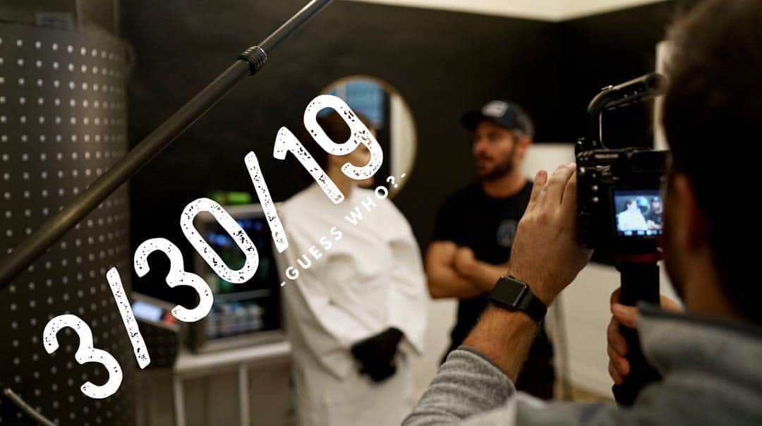 ザック・エフロンのインスタグラム：「Excited to share what I’ve been working on with you 😎」