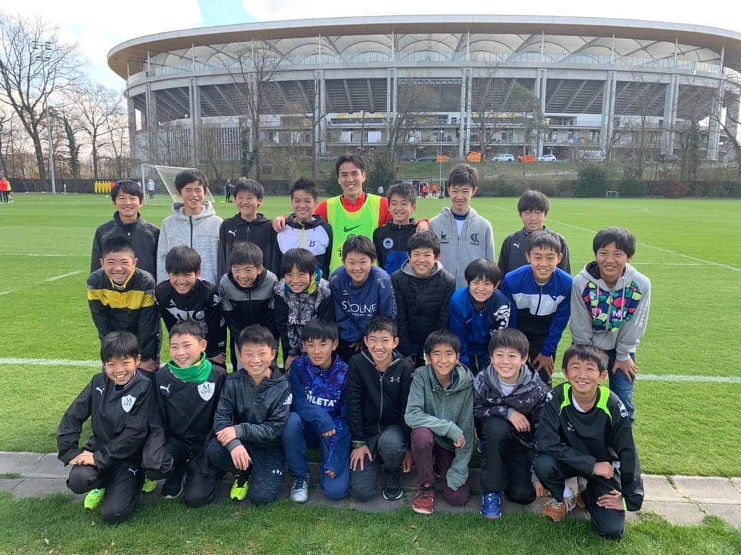 長谷部誠のインスタグラム：「*** ドイツ遠征🇩🇪 #eintrachtfrankfurt  #sge  #トップチーム練習見学  #アイントラハトフランクフルトの同年代と #合同トレーニング  #練習後に日本のお土産を #みんな頑張ってコミュニケーション取ってた #長谷部コーチは嬉しかったよ @eintrachtev」