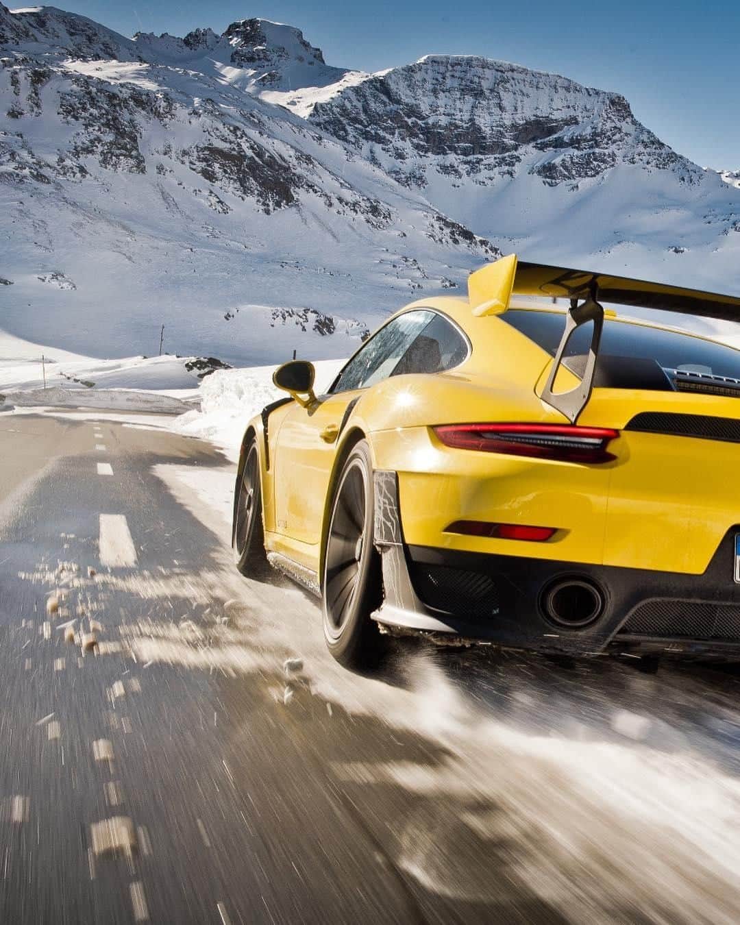 Porscheさんのインスタグラム写真 - (PorscheInstagram)「Living life in the snow lane. #PorscheMoment #Porsche #GT2RS #TimelessMachine #911 #991 (📸: @curvesmagazin) __ Combined fuel consumption in accordance with EU 6: 911 GT2 RS: 11,8 l/100 km; CO2 emissions: 269 g/km」3月29日 6時22分 - porsche