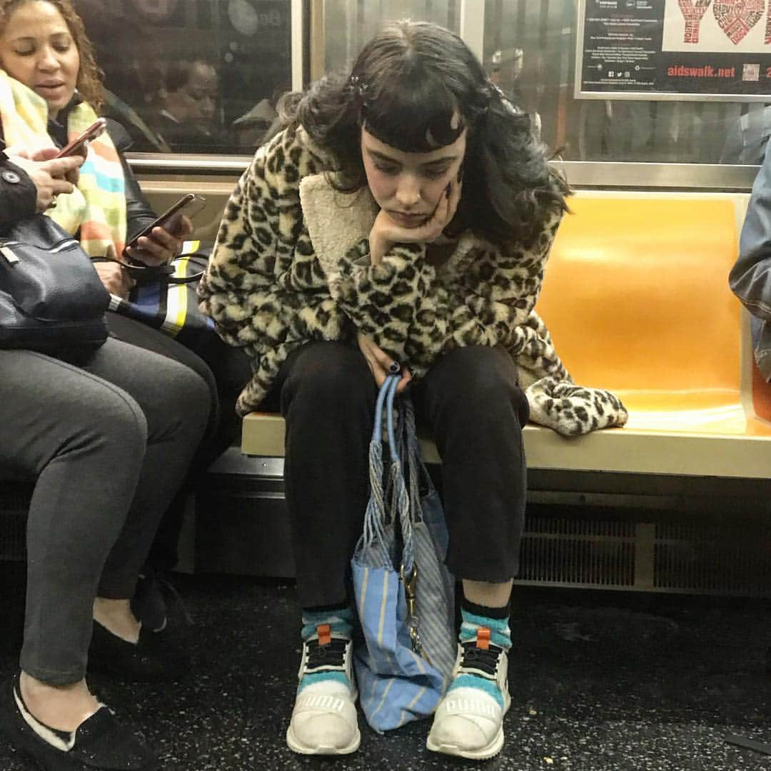 JULIEN D'YSさんのインスタグラム写真 - (JULIEN D'YSInstagram)「Do she knew? #bettiepage 🖤#mysterieuse#belle#intemporel @puma#subway」3月29日 6時27分 - juliendys