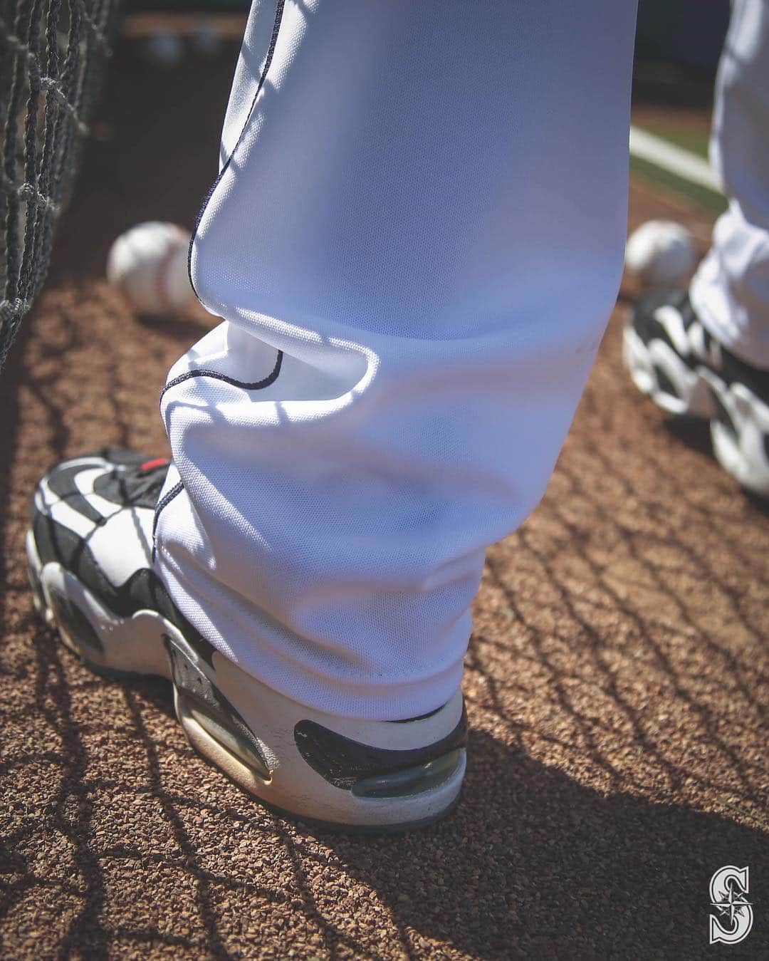 シアトル・マリナーズさんのインスタグラム写真 - (シアトル・マリナーズInstagram)「Rockin’ Griffeys for #OpeningDay BP. Of course. 💧」3月29日 6時37分 - mariners