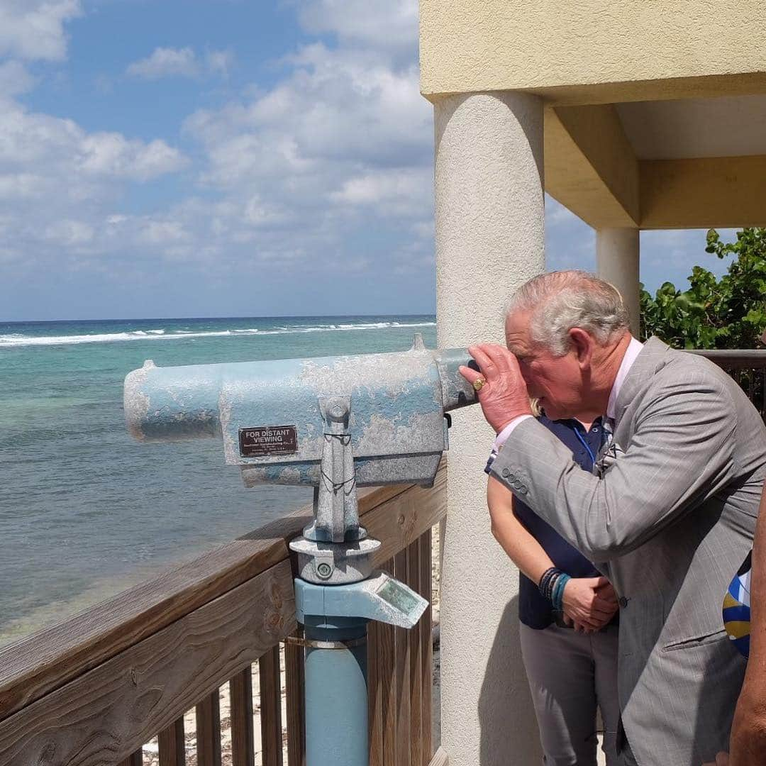 クラレンス邸さんのインスタグラム写真 - (クラレンス邸Instagram)「The Prince of Wales visited Little Cayman today where HRH heard about the work that @reefresearch is undertaking to discover solutions to declining ocean health.  The Prince joined a class of Year 6 pupils from Cayman International School for ‘Reefs Go Live’ – a live link-up to a dive team on the nearby reef.  Developed by @reefresearch, ‘Reefs Go Live’ uses virtual live experiences to connect students and the public to real-time coral reef activity.  Scientists use high tech masks and streaming equipment to deliver live lessons underwater.  #RoyalVisitCayman」3月29日 6時47分 - clarencehouse