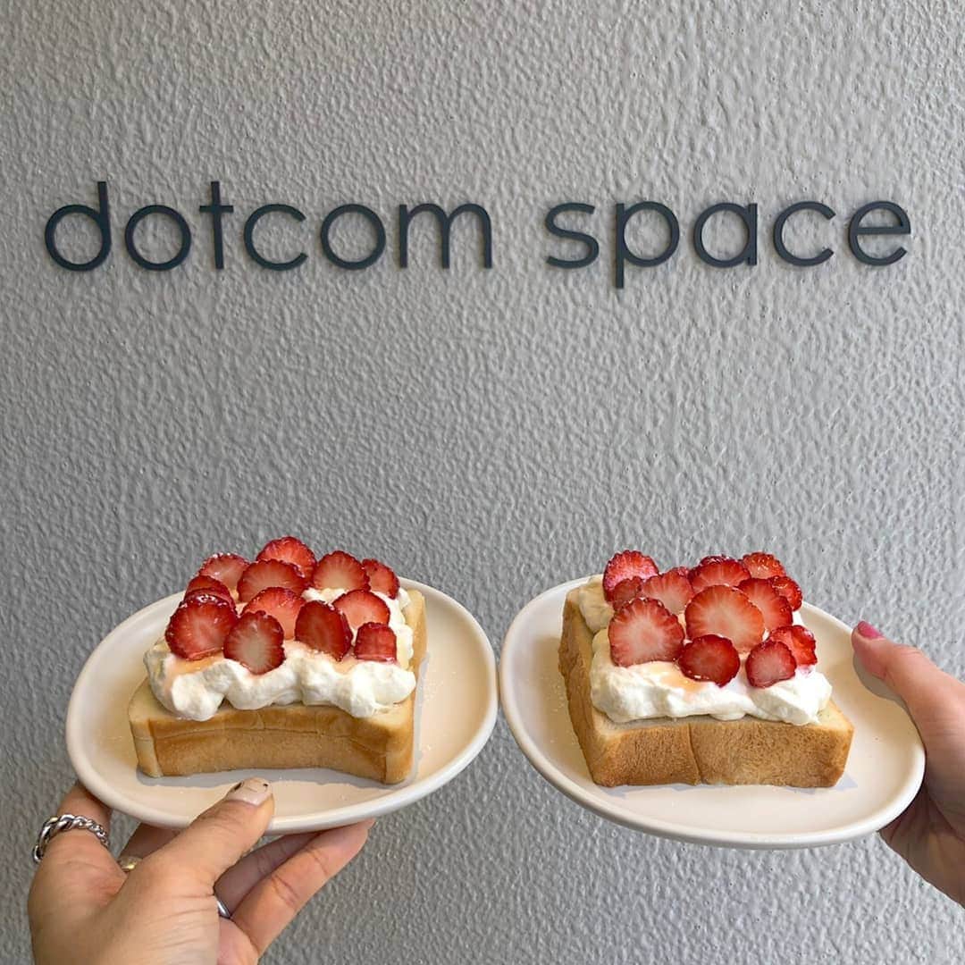 のインスタグラム：「. ★#カフェ　★. . 原宿にあるカフェ‥ @dotcomspacetokyo. . 苺トースト頂きました♡. 美味しい😋. . 苺だーいすき♡. . #苺#苺スイーツ  #いちご#いちご好き  #原宿グルメ #原宿 #Strawberry#strawberrys #ストロベリー#原宿カフェ #原宿スイーツ #harajuku  #harajukucafe #cafe #cafelife #café  #instafood #instacafe  #カフェ#カフェ部  #カフェ好きな人と繋がりたい  #グルメ好きな人と繋がりたい  #食いしん坊 #dotcomspacetokyo  #グルメ#インスタ探検隊  #インスタ映え  #インスタグルメアワード2019」