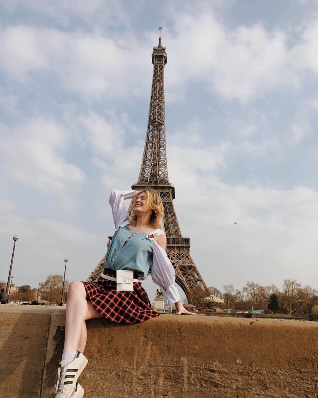 Addison Moffettのインスタグラム：「I see London, I see France, lots of people accidentally saw my underpants. Oops」