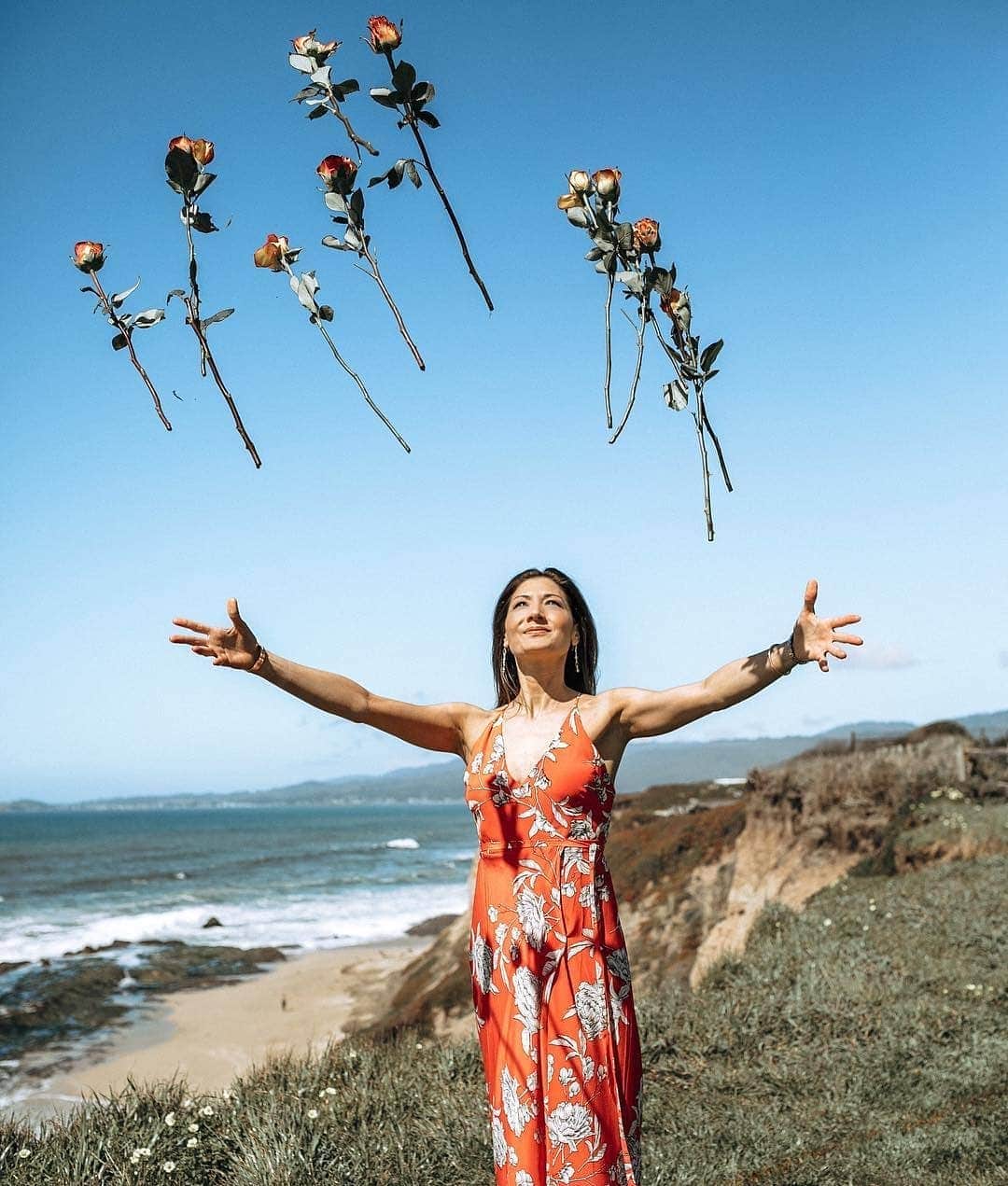 のインスタグラム：「Sometimes you just need to let go.  #ykmyway #rushhour #maxidress #musthave #YumiKim」