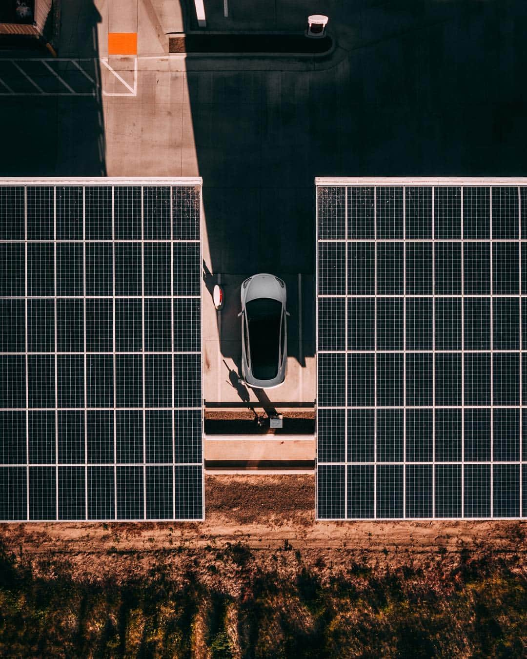 Teslaさんのインスタグラム写真 - (TeslaInstagram)「We activated our first Superchargers 6 years ago. Today, we have more than 12,000 of them at 1,400 sites around the world. 📸 @Minimal_Duck  tesla.com/supercharger」3月29日 7時05分 - teslamotors