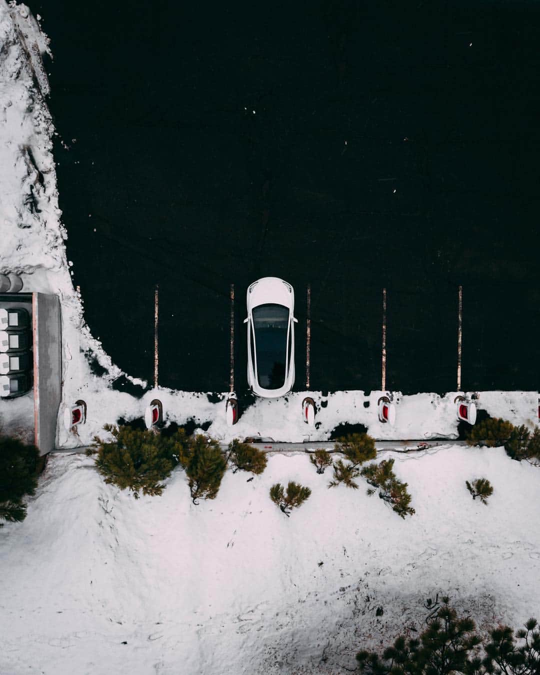 Teslaさんのインスタグラム写真 - (TeslaInstagram)「We activated our first Superchargers 6 years ago. Today, we have more than 12,000 of them at 1,400 sites around the world. 📸 @Minimal_Duck  tesla.com/supercharger」3月29日 7時05分 - teslamotors