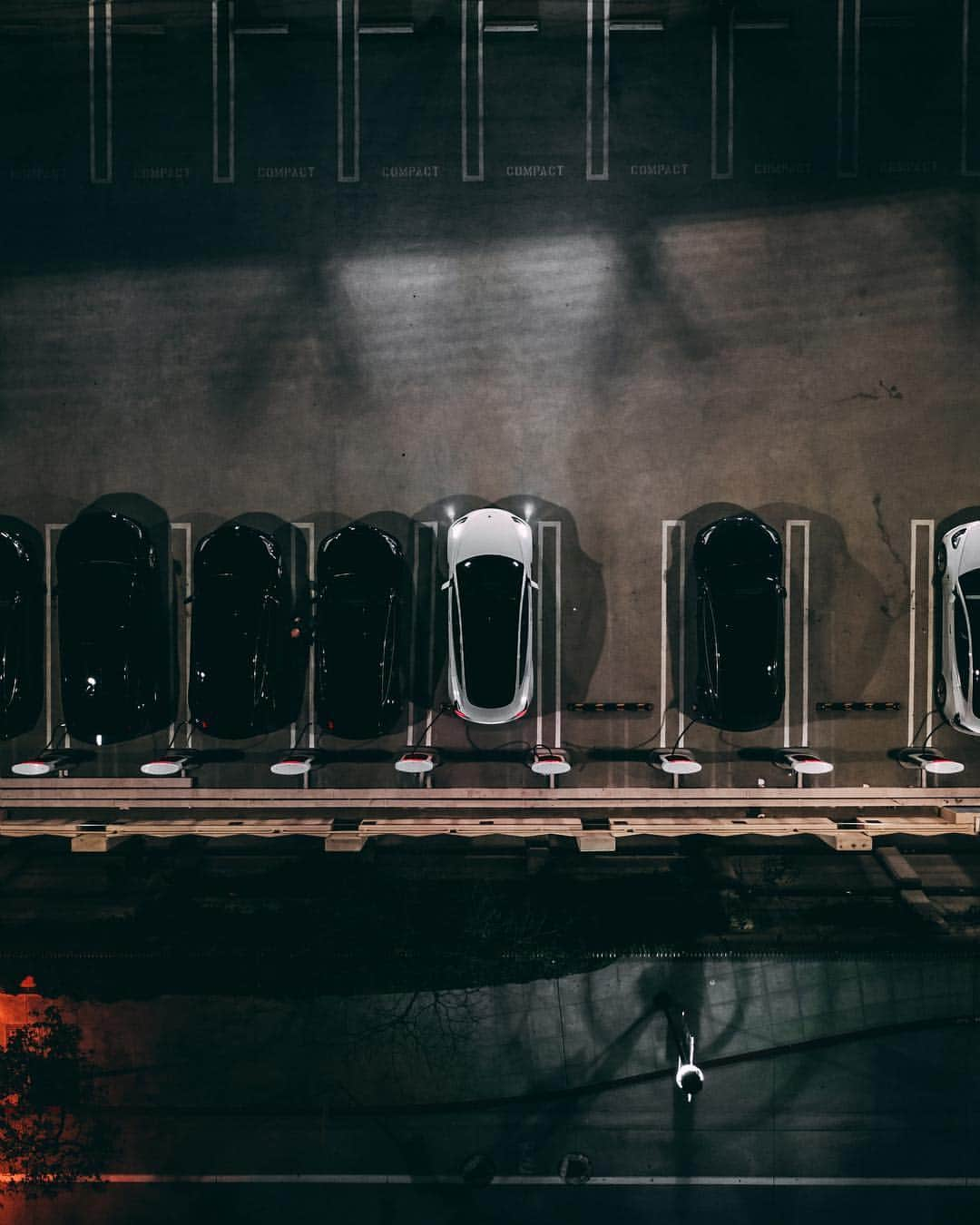 Teslaさんのインスタグラム写真 - (TeslaInstagram)「We activated our first Superchargers 6 years ago. Today, we have more than 12,000 of them at 1,400 sites around the world. 📸 @Minimal_Duck  tesla.com/supercharger」3月29日 7時05分 - teslamotors