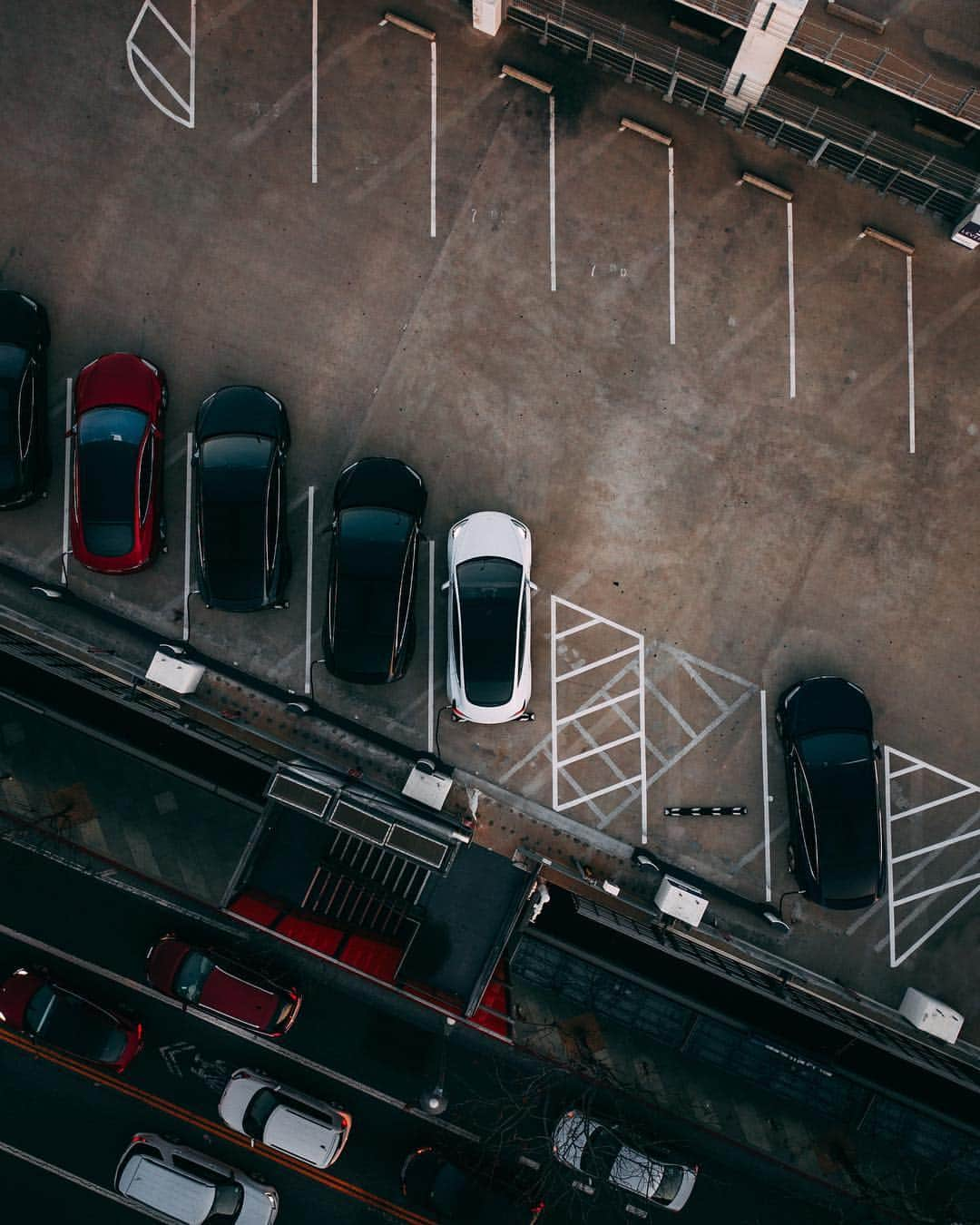 Teslaさんのインスタグラム写真 - (TeslaInstagram)「We activated our first Superchargers 6 years ago. Today, we have more than 12,000 of them at 1,400 sites around the world. 📸 @Minimal_Duck  tesla.com/supercharger」3月29日 7時05分 - teslamotors