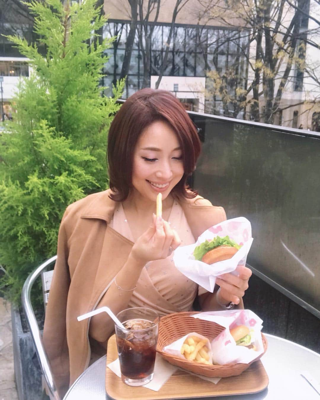 宮田綾子さんのインスタグラム写真 - (宮田綾子Instagram)「ハイヒールLOVERS Ayako⁑  モスバーガー大好き🍔 @mosburger_japan  クリームチーズテリヤキバーガーが3/28から期間限定で出てるから早速ランチに行ってきたよ♪ クリームチーズがたっぷりレタスにマッチして美味しい！モスは野菜がたくさんだから嬉しいよね  春休みで子供用にワイワイテリヤキチーズバーガーセットも🌈喜ぶんだよねーこれ 可愛いおまけの絆創膏は私も使う、笑  期間限定のクリームチーズテリヤキバーガーは3/28〜5月下旬まで🍔また食べよう♪  #クリームチーズテリヤキバーガー #モス #モスバーガー #pr #期間限定  #ハイヒールLOVERS #宮田綾子 #私の好きモス #ランチ #lunch #lunchtime #mosburger #表参道ランチ #モスカフェ #moscafe #burger #バーガー好き #ハンバーガー部 #ワイワイセット #モスで撮ってみた #休日ランチ #親子ランチ」3月29日 6時56分 - ayako__miyata