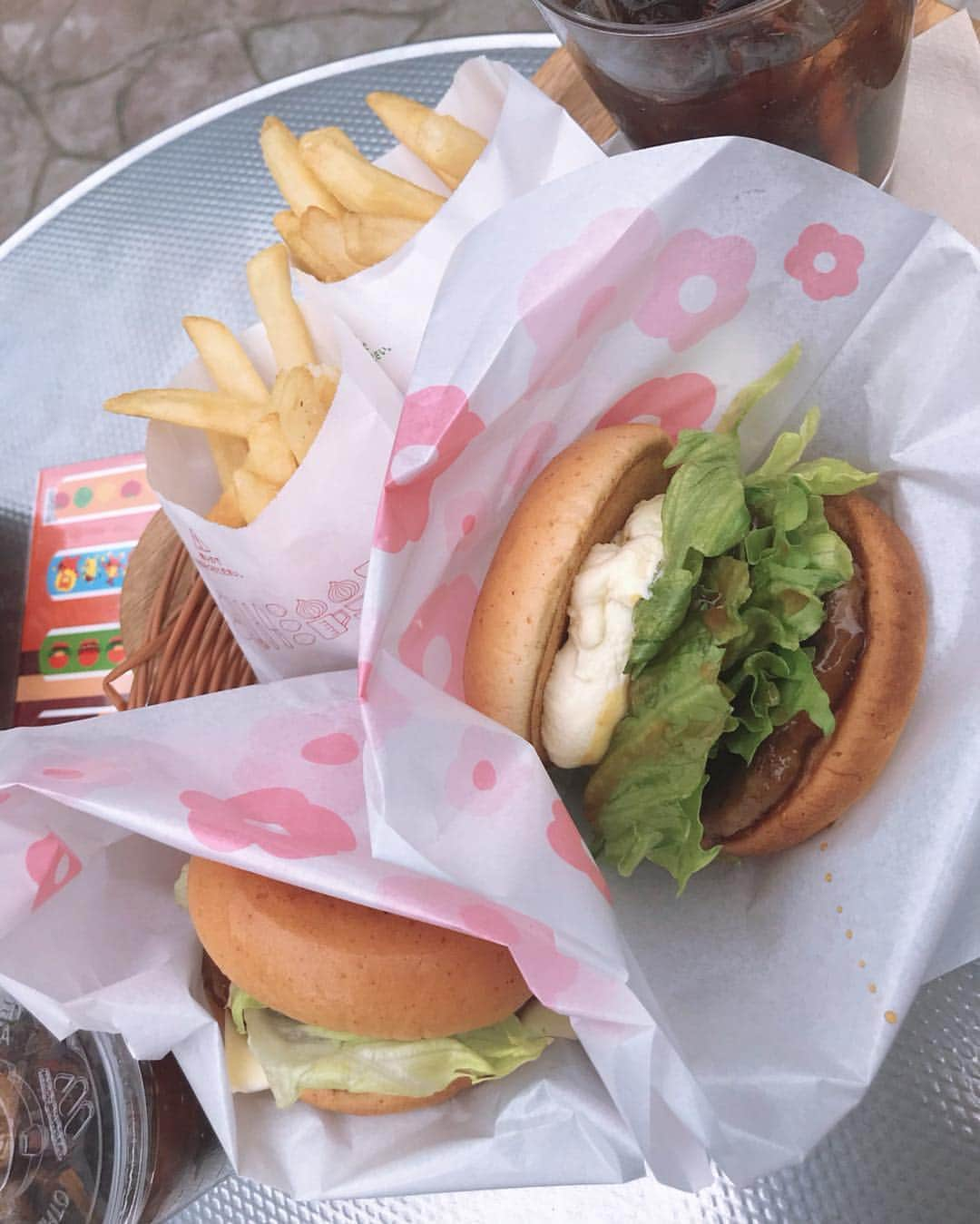 宮田綾子さんのインスタグラム写真 - (宮田綾子Instagram)「ハイヒールLOVERS Ayako⁑  モスバーガー大好き🍔 @mosburger_japan  クリームチーズテリヤキバーガーが3/28から期間限定で出てるから早速ランチに行ってきたよ♪ クリームチーズがたっぷりレタスにマッチして美味しい！モスは野菜がたくさんだから嬉しいよね  春休みで子供用にワイワイテリヤキチーズバーガーセットも🌈喜ぶんだよねーこれ 可愛いおまけの絆創膏は私も使う、笑  期間限定のクリームチーズテリヤキバーガーは3/28〜5月下旬まで🍔また食べよう♪  #クリームチーズテリヤキバーガー #モス #モスバーガー #pr #期間限定  #ハイヒールLOVERS #宮田綾子 #私の好きモス #ランチ #lunch #lunchtime #mosburger #表参道ランチ #モスカフェ #moscafe #burger #バーガー好き #ハンバーガー部 #ワイワイセット #モスで撮ってみた #休日ランチ #親子ランチ」3月29日 6時56分 - ayako__miyata