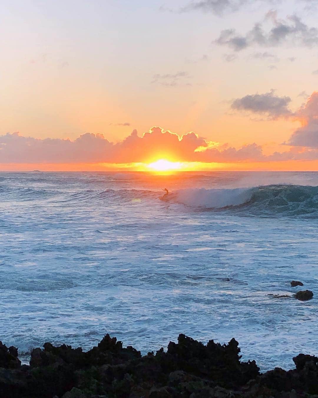 Keilah Kangさんのインスタグラム写真 - (Keilah KangInstagram)「Sunset Surf 🤙🏽 @benm_k」3月29日 6時57分 - keilah.k