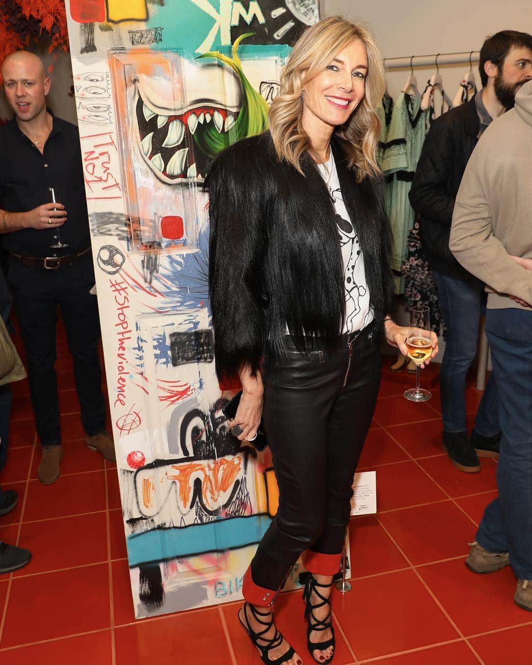 MATCHESFASHION.COMさんのインスタグラム写真 - (MATCHESFASHION.COMInstagram)「Tonight we celebrated @barryreigate x @carneyscommunity at #5CarlosPlace 🙌 The contemporary artist has worked with disadvantaged children to create a number of artworks created on doors – they’re going to be sold at auction via @phillipsauction, with proceeds going to charity. Hit the link in bio to place an advance bid, head to our Stories to see more from the event plus swipe to see who joined us. 📸 @darren_gerrish」3月29日 6時58分 - matches