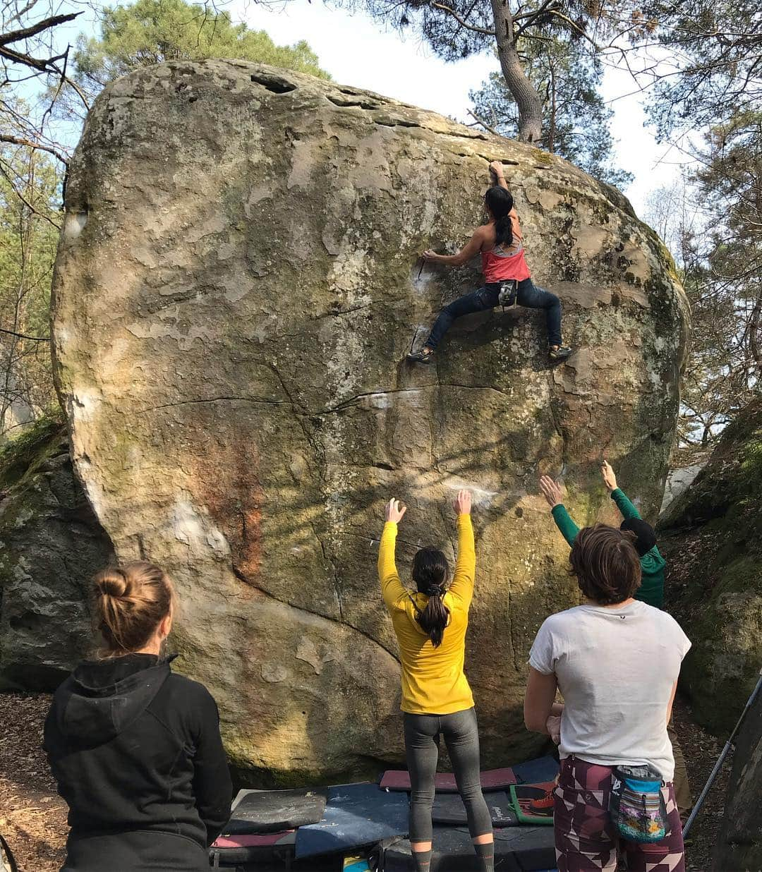 ベス・ロッデンさんのインスタグラム写真 - (ベス・ロッデンInstagram)「The lady crew was graced with spots and kiddo wrangling today by the guys while we quaked in our boots and scraped our way up “Attention Chef d’Œuvre” 😱☠️ Thanks for kicking off the send train @nawacissej 💪」3月29日 7時00分 - bethrodden