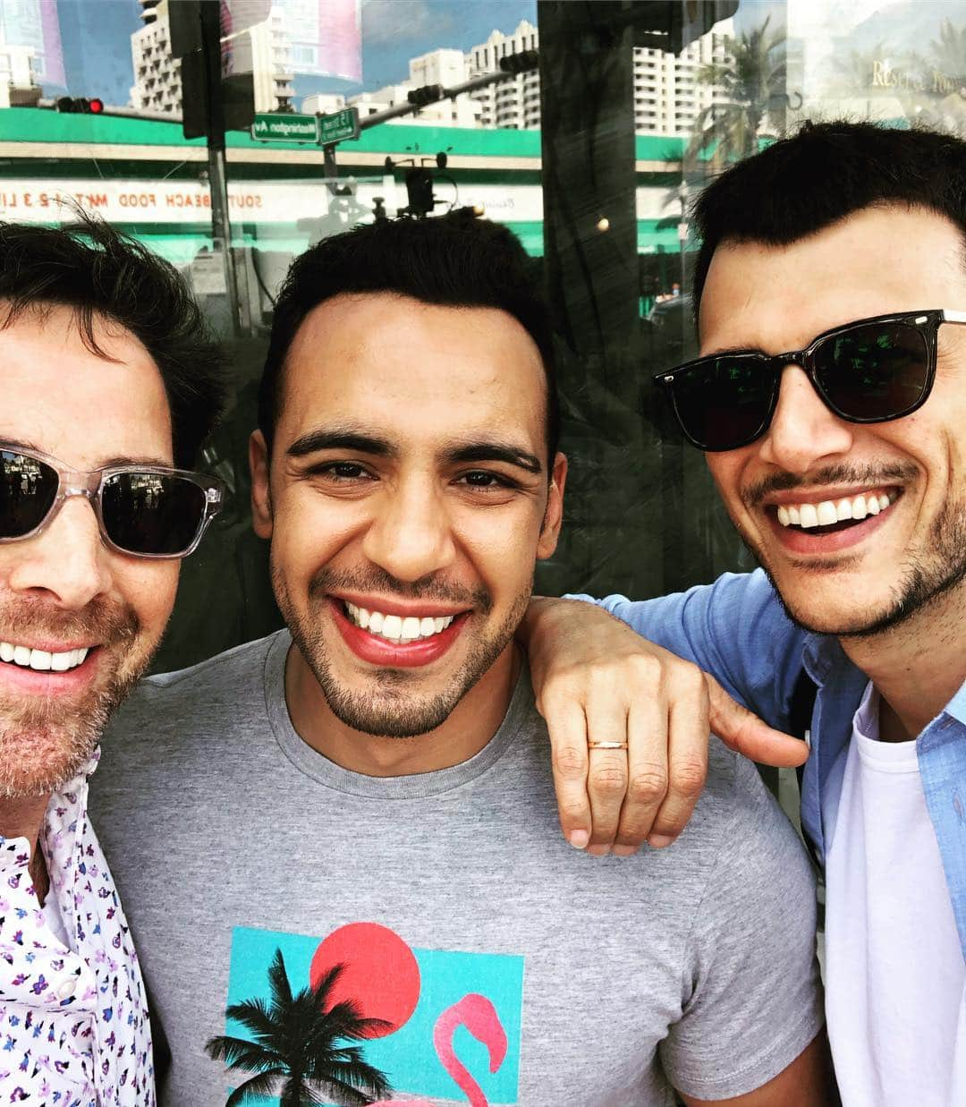 ダン・ブカティンスキーさんのインスタグラム写真 - (ダン・ブカティンスキーInstagram)「2nd to last day. With @victorrasuk and @assiazar  #southbeach #bakerandthebeauty #setlife」3月29日 7時08分 - danbucatinsky