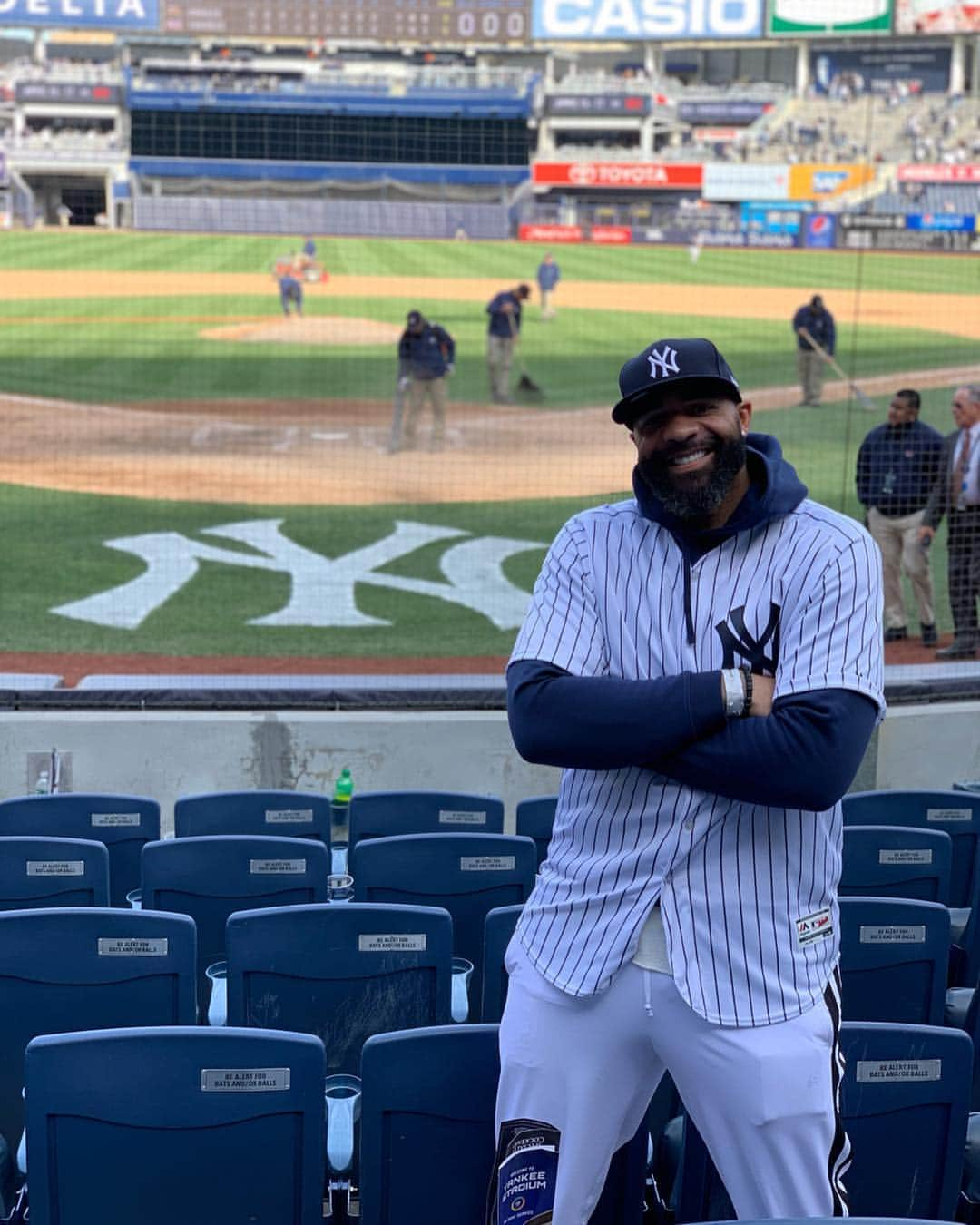 カルロス・ブーザーさんのインスタグラム写真 - (カルロス・ブーザーInstagram)「Opening Day Was Awesome!!! Shout Out To My Boy @eldyl With The Bomb A$$ Seats!!! #GoYankees #QuestFor28 #HOLDAT」3月29日 7時23分 - mrcbooz