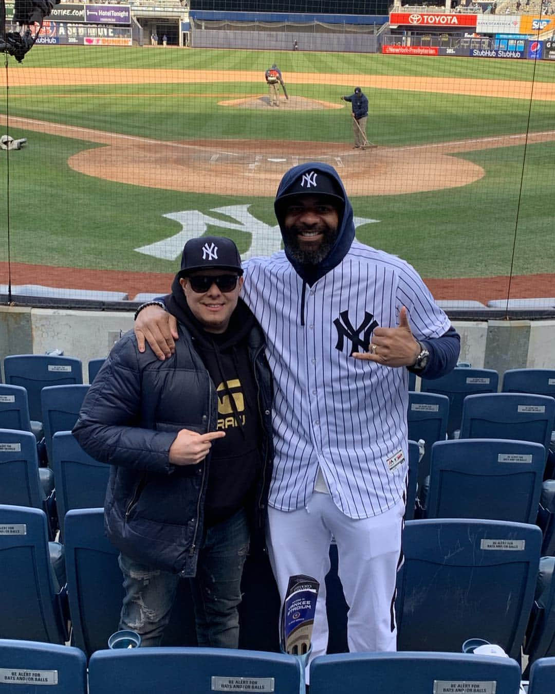 カルロス・ブーザーさんのインスタグラム写真 - (カルロス・ブーザーInstagram)「Opening Day Was Awesome!!! Shout Out To My Boy @eldyl With The Bomb A$$ Seats!!! #GoYankees #QuestFor28 #HOLDAT」3月29日 7時23分 - mrcbooz