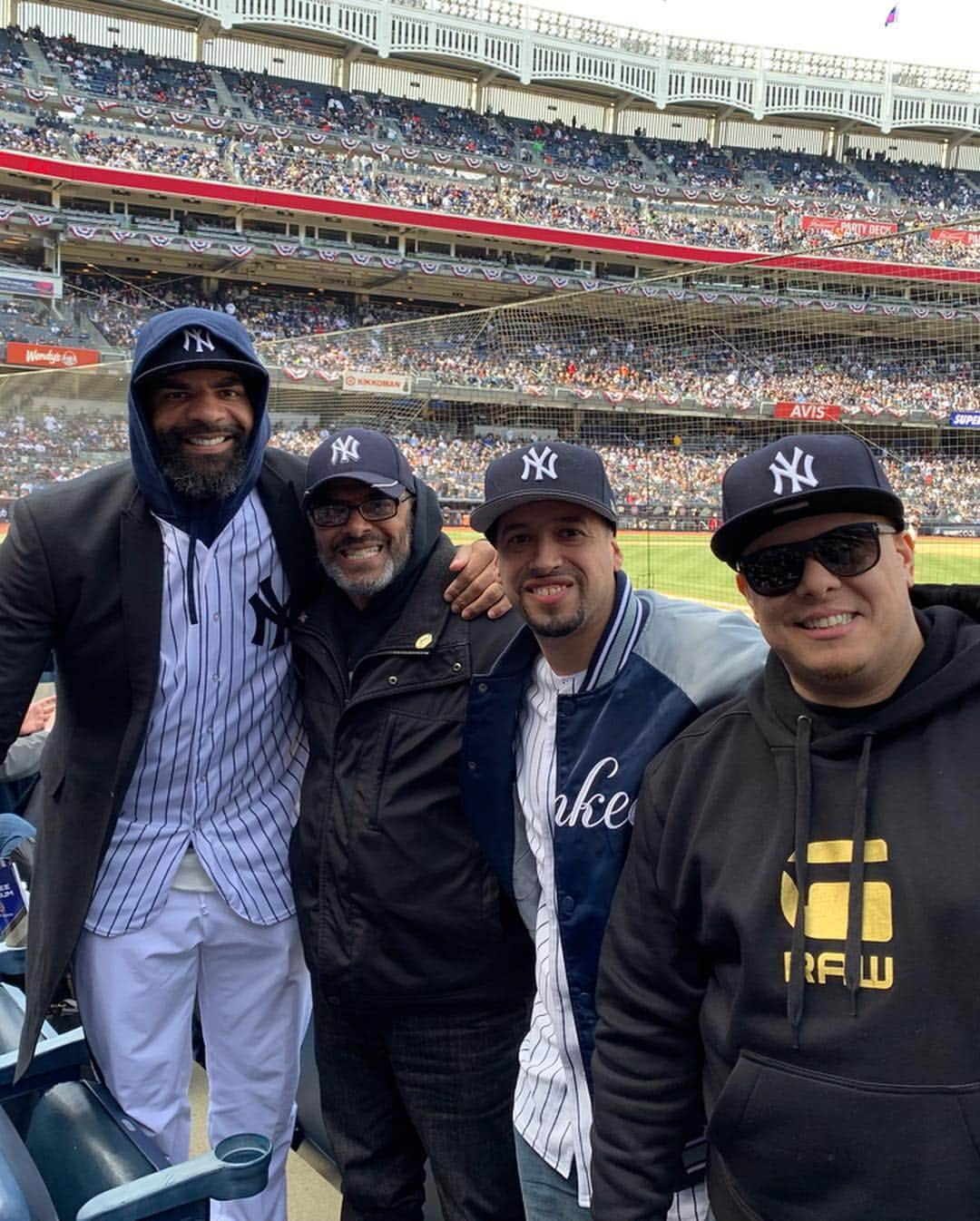 カルロス・ブーザーさんのインスタグラム写真 - (カルロス・ブーザーInstagram)「Opening Day Was Awesome!!! Shout Out To My Boy @eldyl With The Bomb A$$ Seats!!! #GoYankees #QuestFor28 #HOLDAT」3月29日 7時23分 - mrcbooz