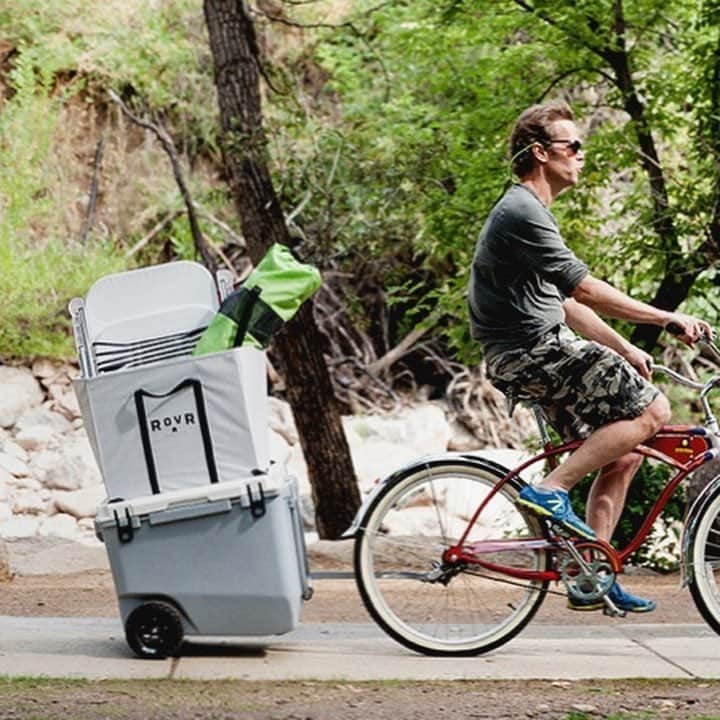 株式会社津田商会さんのインスタグラム写真 - (株式会社津田商会Instagram)「7月発売のROVRクーラーはなんと自転車に取り付けることができます。 ・ 自転車のカゴに収まりきらない荷物を運んだり、近くの公園に出かけるのに役立ちそうです。 ・ このスタイルはオプションの「バイクキット」をご購入いただくことで実現可能です。 ・ 色んな使い方ができるROVRクーラー。発売の7月をお楽しみに！ ・ #rovrcoolers #ローバークーラー #rovr #ローバー #キャンプ #キャンプ道具 #外遊び #キャンプギア #アウトドア #camp #クーラーボックス #camper #camping #ファミリーキャンプ #outdoor #キャンプ飯 #キャンピング #グランピング @rovrproducts」3月29日 7時32分 - tsudashokai
