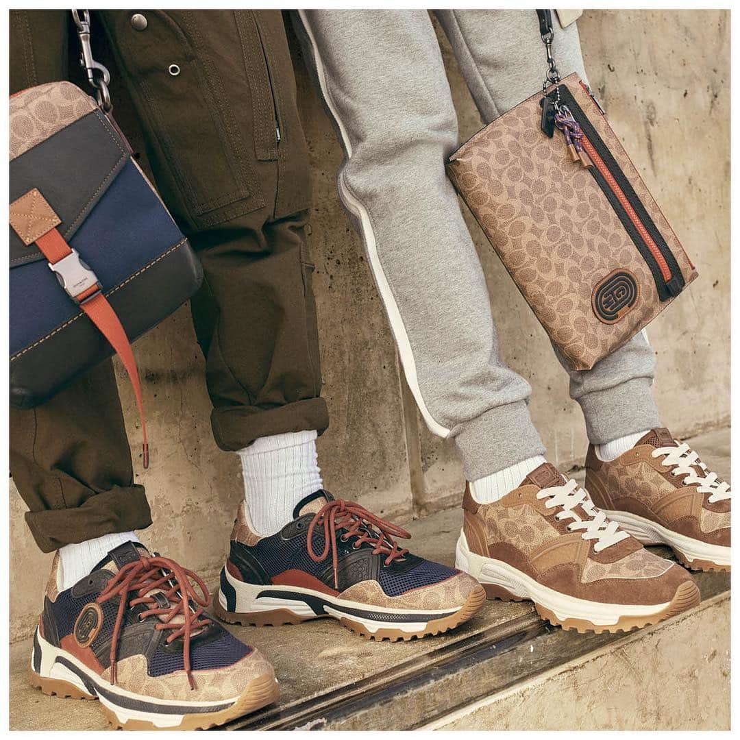 のインスタグラム：「Whether you're into mixed materials or like a perfect match, our Signature print always pulls it together. #CoachNY」