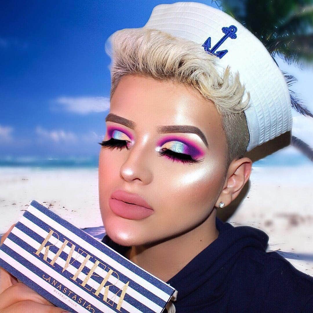 Anastasia Beverly Hillsさんのインスタグラム写真 - (Anastasia Beverly HillsInstagram)「@itschrisfigueroa is ready 🛳  BROWS • Taupe #DipbrowGel  EYES • Riviera Palette  FACE • Dewy Set 💦 Snowflake Loose Highlighter  LIPS • Crush Liquid Lipstick」3月29日 12時56分 - anastasiabeverlyhills