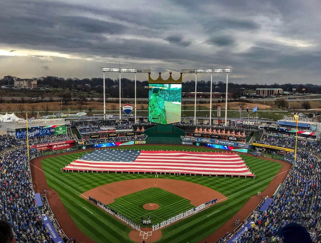 カンザスシティ・ロイヤルズさんのインスタグラム写真 - (カンザスシティ・ロイヤルズInstagram)「Never gets old. Welcome to #OpeningDay at #TheK. #AlwaysRoyal」3月29日 7時35分 - kcroyals