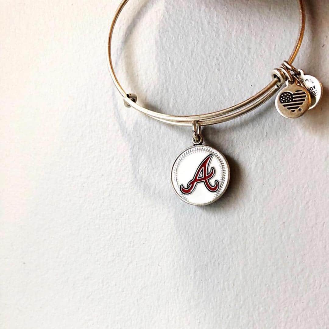 のインスタグラム：「Happy Opening Day! ⚾️ Tell us who you're rooting for -- tag your @mlb team below ⬇ (tap to shop) | 📸: @alexandani_charleston」