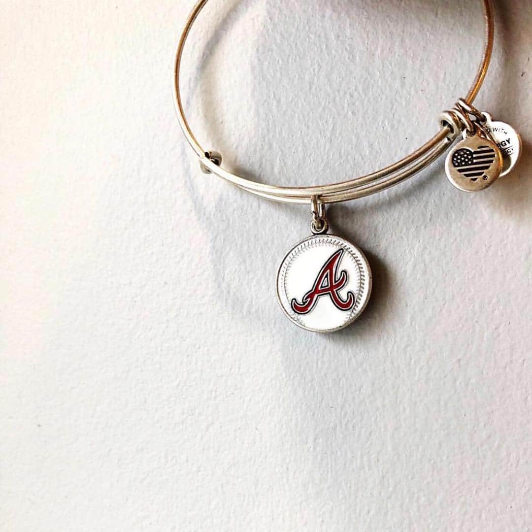 アレックスアンドアニさんのインスタグラム写真 - (アレックスアンドアニInstagram)「Happy Opening Day! ⚾️ Tell us who you're rooting for -- tag your @mlb team below ⬇ (tap to shop) | 📸: @alexandani_charleston」3月29日 7時37分 - alexandani