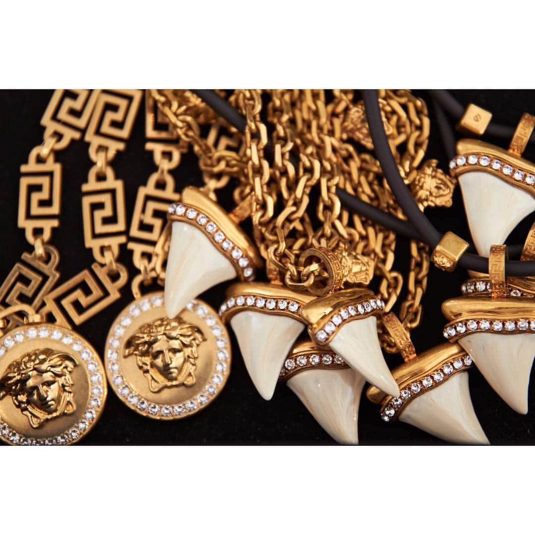 ジャンニヴェルサーチさんのインスタグラム写真 - (ジャンニヴェルサーチInstagram)「The Medusa Dalatias line features sharks’ tooth inspired pendants on classic chain jewelry. Find #VersaceSS19 now at the link in bio.」3月29日 7時47分 - versace