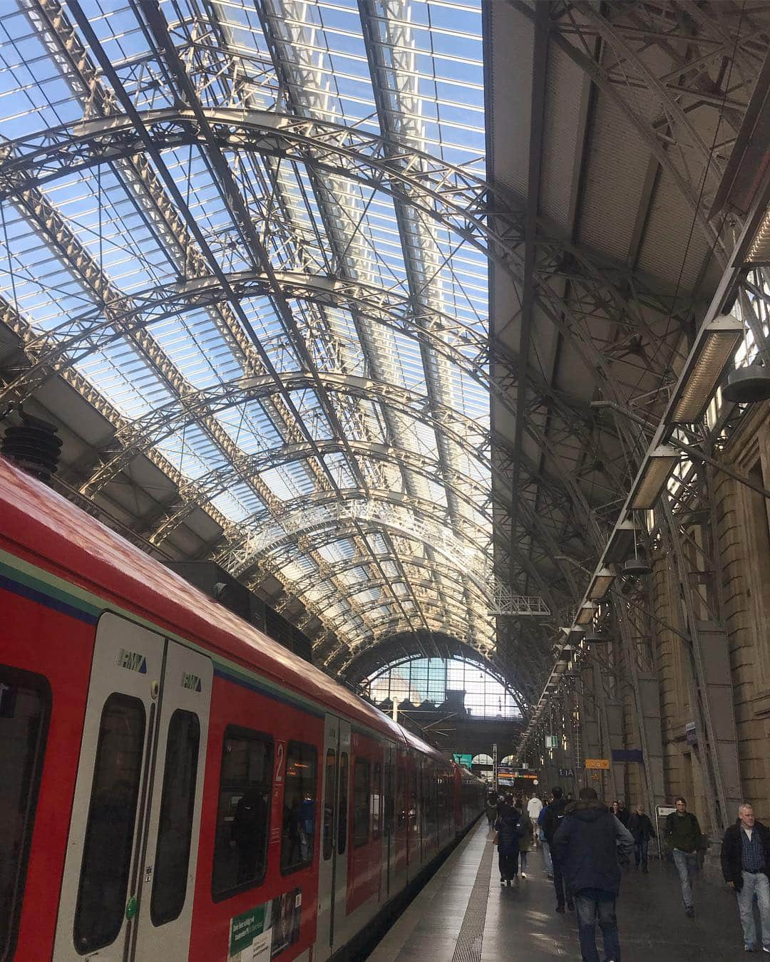 小泉里子さんのインスタグラム写真 - (小泉里子Instagram)「フランクフルトの中央駅。 大きい駅はワクワクする。」3月29日 7時53分 - satokokoizum1