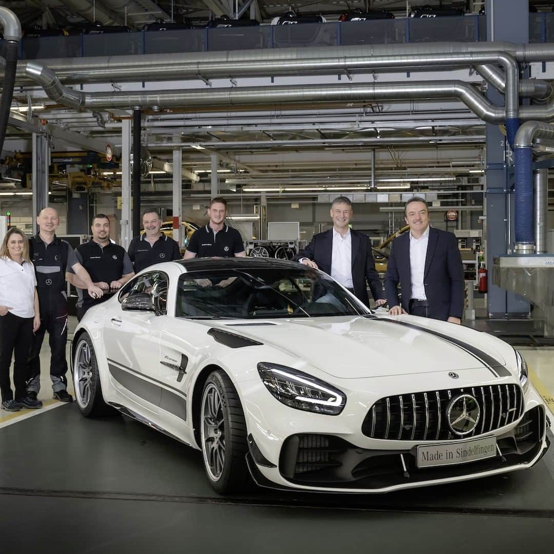 メルセデス・ベンツさんのインスタグラム写真 - (メルセデス・ベンツInstagram)「The production of the facelifted Mercedes-AMG GT model has begun at the Mercedes-Benz plant in Sindelfingen! [Mercedes-AMG GT R Pro | Kraftstoffverbrauch kombiniert: 12,4 l/100km | CO2-Emissionen kombiniert: 284 g/km | mb4.me/RechtlicherHinweis]  #GTRPro #GT #MercedesAMG #AMG #Mercedes #GTfamily #Sindelfingen #MBkundencenter #DrivingPerformance #V8 #MBlove #MBcar #Performance #cargram  The high-end sports cars in the two-door Coupé and Roadster variants of the Mercedes-AMG GT family and the limited edition of the Mercedes-AMG GT R PRO are produced with a hand-built character by specially trained staff.」3月29日 7時55分 - mercedesbenz