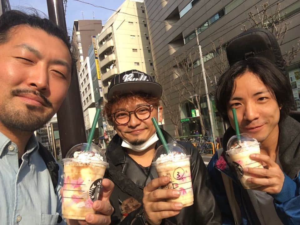 松野浩介さんのインスタグラム写真 - (松野浩介Instagram)「【237日目】 3月27日(水) 朝から病院行って、 声帯メンテナンスして、 スタジオへ。 30日のライブのため、 僕は一声も歌わぬまま、 マサキさんに送ってもらった、 いぷりがっこポテチ食いながら、 みんなの演奏聴く会。 終わって、 亀ちゃんがクラッシックティラミスフラペチーノおごってくれて、 帰ったら、 朋奈ちゃんがガパオライス作ってくれてました。  いや、おしゃれなデブの休み！！ #ぺーぺー親父のくそ日記 #生後237日目 #生後7ヶ月 #赤ちゃん #女の子 #親父 #娘 #奥さん #松野家 #夫婦 #親子 #家族写真 #松野浩介 #森岡朋奈 #theだいじょぶズ #リハスタ #ポテトチップス #いぷりがっこ #スタバ #クラッシックティラミスフラペチーノ #ガパオライス #デブ」3月29日 7時59分 - kosuke_matsuno