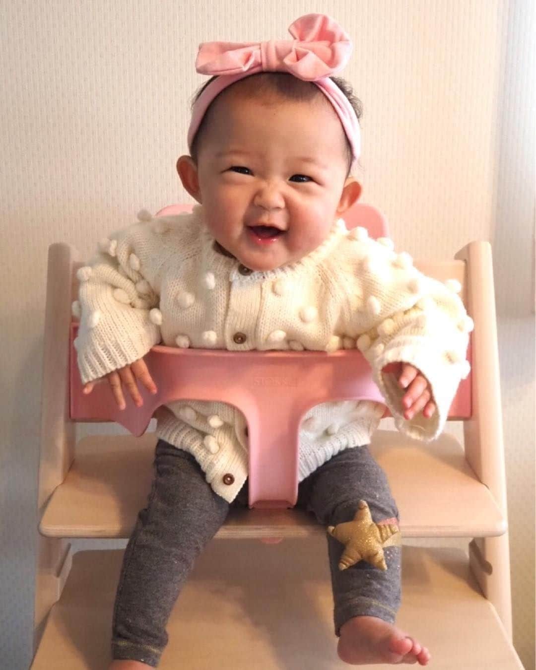 Stokke Japanさんのインスタグラム写真 - (Stokke JapanInstagram)「見ているこちらも思わず笑顔になる、最高の笑顔！たくさんごはん食べてね！⠀ ⠀ #ストッケ #トリップトラップ #ハイチェア #ベビーチェア #北欧家具 #北欧インテリア #赤ちゃんのいる生活 #赤ちゃんのいる暮らし #プレママ #マタママ #新米ママ #離乳食開始 #ピンク好きな人と繋がりたい⠀ @yuchanmama0805」3月29日 8時00分 - stokkejapan