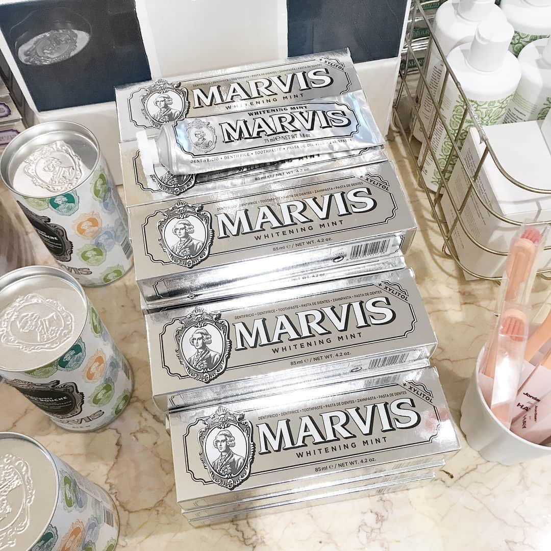 MERYさんのインスタグラム写真 - (MERYInstagram)「. イタリア発祥のデンタルケアブランド『MARVIS（マービス）』は、パッケージが可愛くて海外旅行のお土産に大人気♡ジャスミン・ミント、シナモン・ミント、ジンジャー・ミントなど様々な種類があってどれにするか悩んでしまうかも♪ . MERYでは他にも「かわいい」に近づくさまざまな情報を発信しています。 @mery.beauty コスメ・美容に特化した情報をお届け♡ @mery_spot 話題のカフェやお出かけスポットをご紹介！ こちらもぜひチェックしてみてください！ . . photo by @michi3117 . #MERY #regram #instagram #photogenic #instagenic #instagood #instalike #UK #london #londondaily #londonlife #marvis #beauty #マーヴィス #歯磨き粉 #ロンドン #イギリス #歯磨き #ホワイトニング #お土産 #イギリス旅行 #ヨーロッパ #海外旅行 #旅行 #パッケージ #パッケージデザイン #お洒落さんと繋がりたい #旅好きな人と繋がりたい #MERY女子 #メリー」3月29日 8時00分 - mery.jp