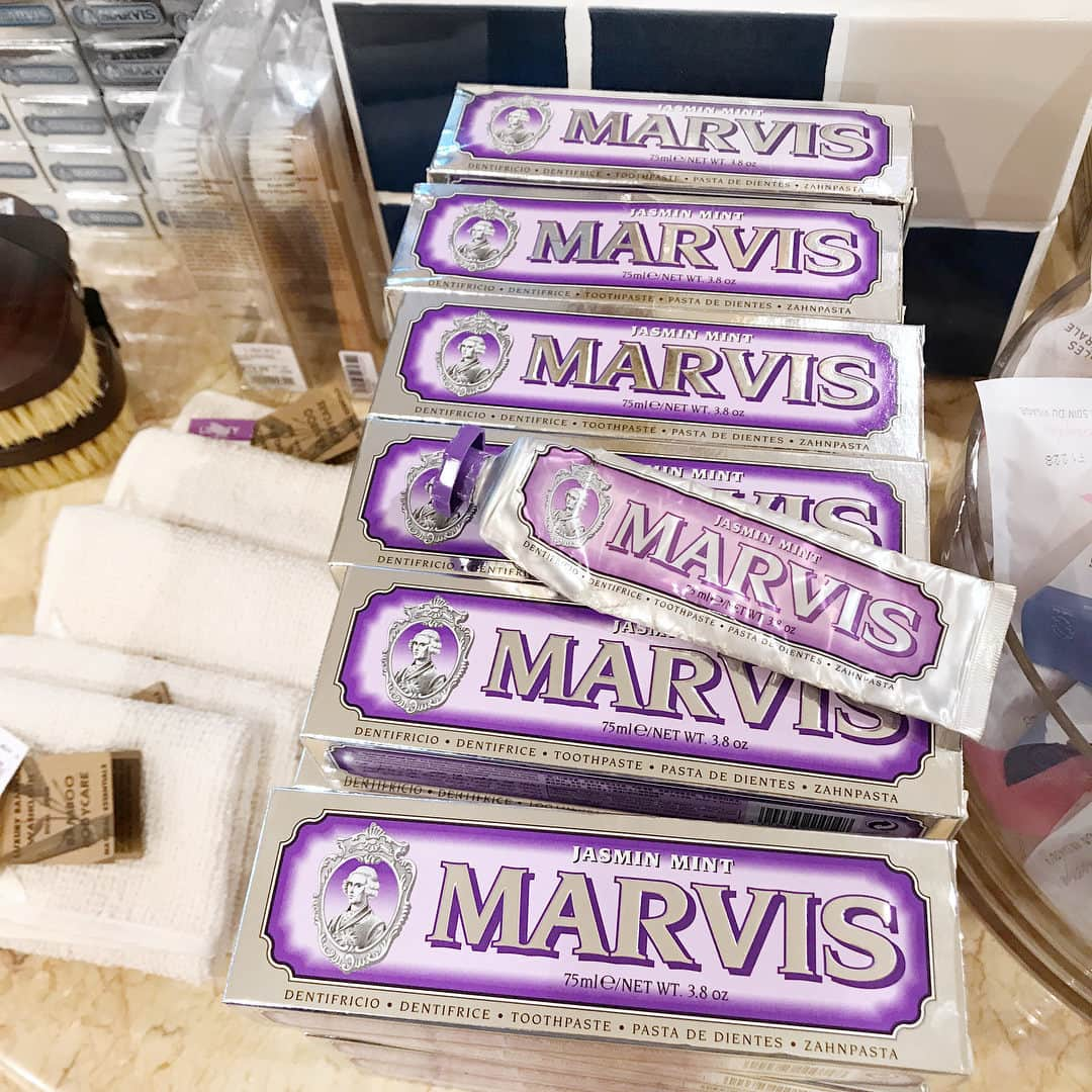 MERYさんのインスタグラム写真 - (MERYInstagram)「. イタリア発祥のデンタルケアブランド『MARVIS（マービス）』は、パッケージが可愛くて海外旅行のお土産に大人気♡ジャスミン・ミント、シナモン・ミント、ジンジャー・ミントなど様々な種類があってどれにするか悩んでしまうかも♪ . MERYでは他にも「かわいい」に近づくさまざまな情報を発信しています。 @mery.beauty コスメ・美容に特化した情報をお届け♡ @mery_spot 話題のカフェやお出かけスポットをご紹介！ こちらもぜひチェックしてみてください！ . . photo by @michi3117 . #MERY #regram #instagram #photogenic #instagenic #instagood #instalike #UK #london #londondaily #londonlife #marvis #beauty #マーヴィス #歯磨き粉 #ロンドン #イギリス #歯磨き #ホワイトニング #お土産 #イギリス旅行 #ヨーロッパ #海外旅行 #旅行 #パッケージ #パッケージデザイン #お洒落さんと繋がりたい #旅好きな人と繋がりたい #MERY女子 #メリー」3月29日 8時00分 - mery.jp