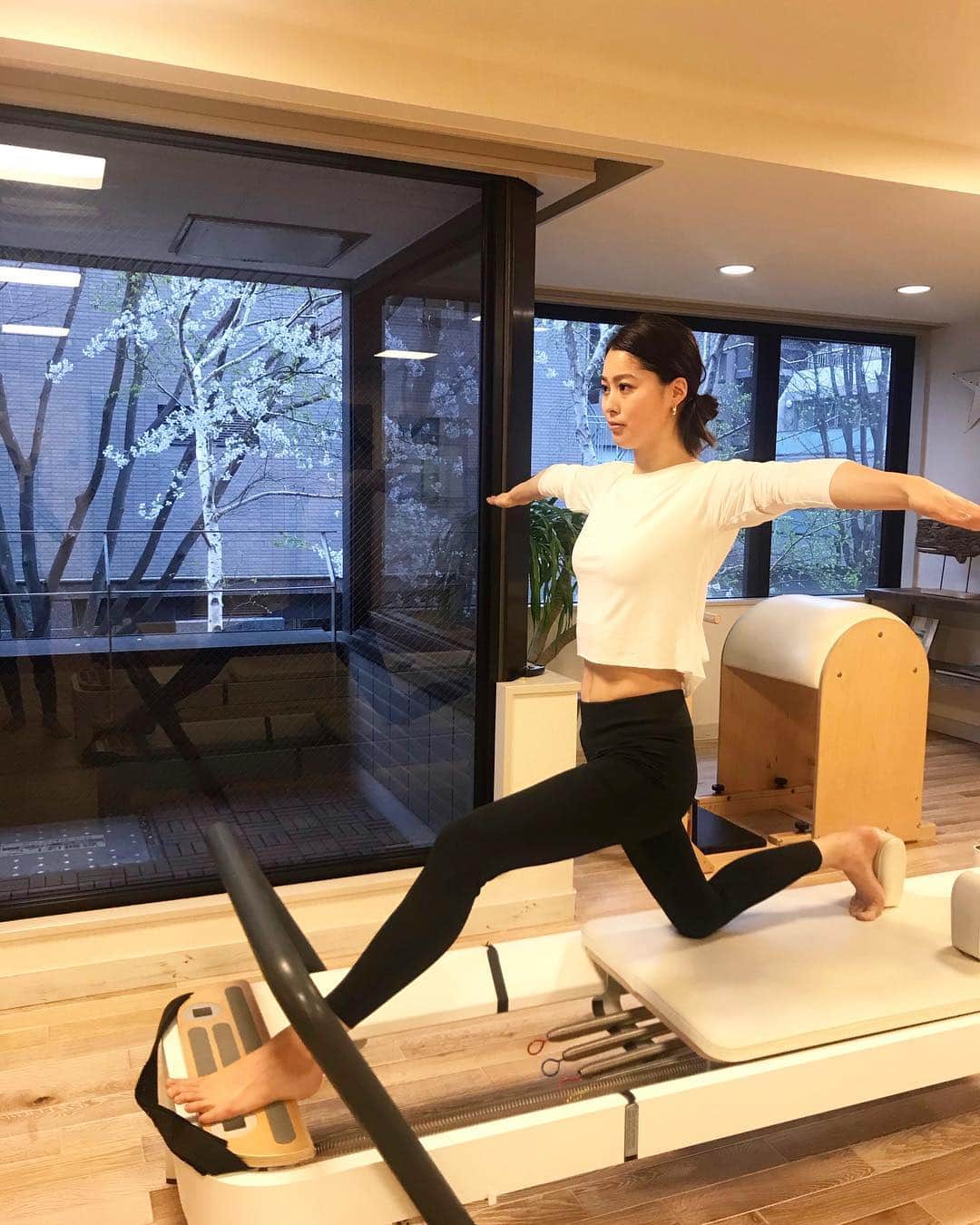 のインスタグラム：「love pilates🌸♡ . . スタジオの横に桜咲いてたから お花見しながら🏋️‍♂️🧘‍♀️♪♪ . . . . . . #ピラティス#フィットネス#筋トレ#トレーニング#モデル#筋トレ女子#スポーツ#スポーツ女子#マシンピラティス#ハマってる#桜#花見#🌸#ノンピラ#珠ピラ#ストレッチ#麻布十番#ワークアウト女子 #fitness#sportsgirl#machinepilates#pilates#sakura#sports#muscle#fitnessgirl#modellife#japanesegirl#workout」