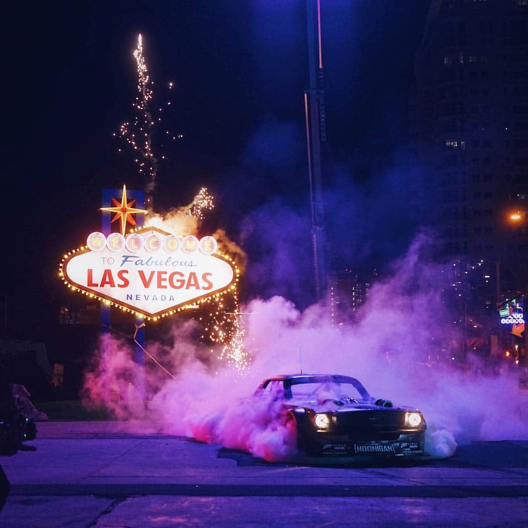 ケン・ブロックさんのインスタグラム写真 - (ケン・ブロックInstagram)「The famous “Welcome to Fabulous Las Vegas” sign, a chain and an all wheel-drive burnout with my Ford Mustang Hoonicorn V2. Wanna see me tear this thing down? Go check out @Palms for the action. #unstatusquo #PalmsPartner #HoonicornV2」3月29日 8時07分 - kblock43
