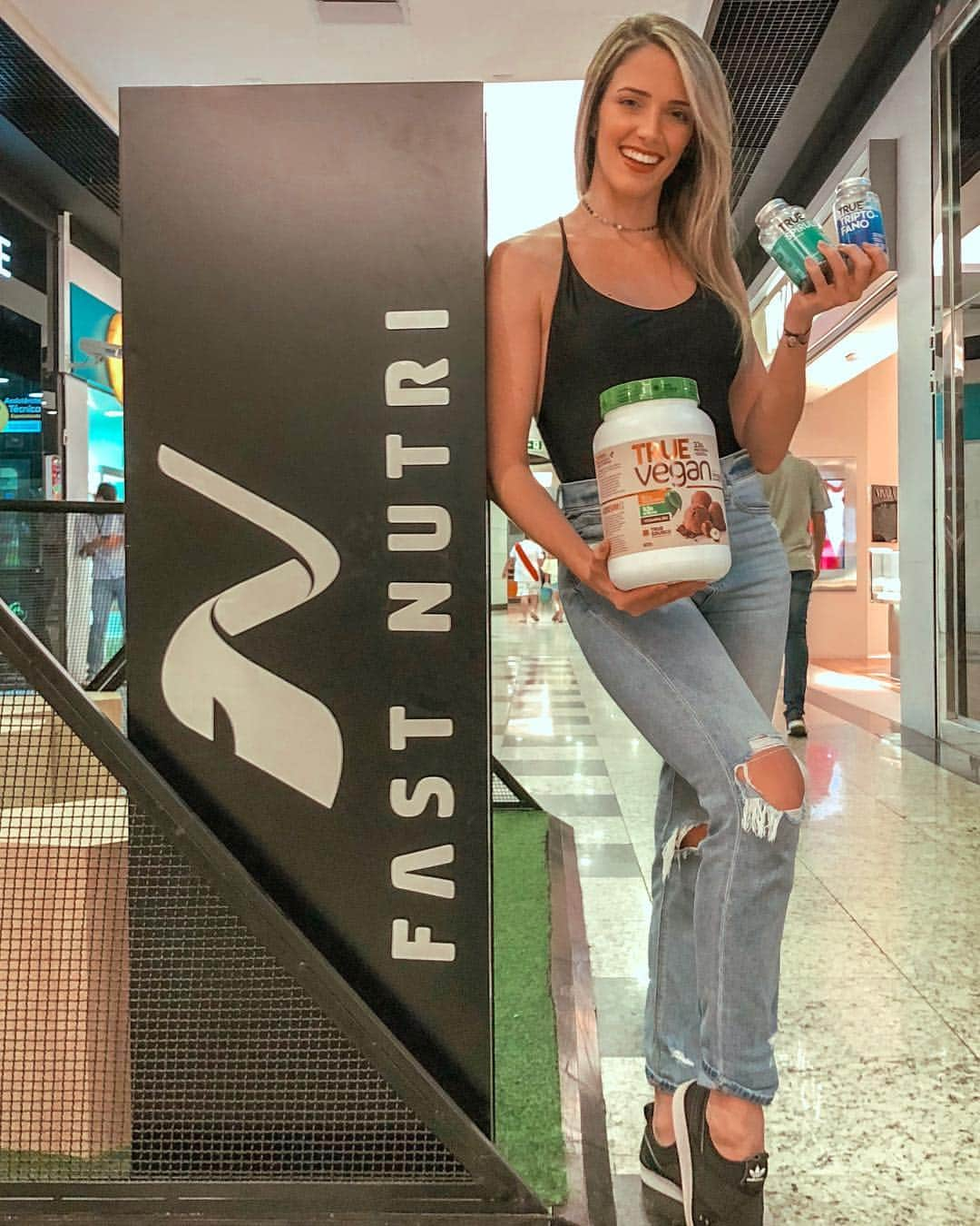 ナターリア・ガウジオさんのインスタグラム写真 - (ナターリア・ガウジオInstagram)「Passei na Fast Nutri do Shopping Praia da Costa e garanti todos os produtinhos que vou precisar durante a minha viagem... Estou indo pra Europa participar de 3 competições muito importantes, e para ter um bom desempenho nas competições, uma boa alimentação é essencial!! Por isso já escolhi minha proteína vegana e algumas vitaminas da @truesourcenutrition, e além disso estou levando barrinhas de proteína e snacks saudáveis!! Agora estou prontinha e abastecida pra viagem!! 🙏🏼💪🏼😍🔝✨✈️❤️ #fastnutrishoppingpraiadacosta #fastnutri #fitness #focus #healthyfood #vegan #inlove #trip #competition #rhythmicgymnastics #truesource」3月29日 8時15分 - natigaudio