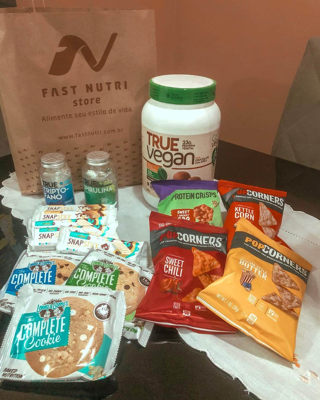 ナターリア・ガウジオさんのインスタグラム写真 - (ナターリア・ガウジオInstagram)「Passei na Fast Nutri do Shopping Praia da Costa e garanti todos os produtinhos que vou precisar durante a minha viagem... Estou indo pra Europa participar de 3 competições muito importantes, e para ter um bom desempenho nas competições, uma boa alimentação é essencial!! Por isso já escolhi minha proteína vegana e algumas vitaminas da @truesourcenutrition, e além disso estou levando barrinhas de proteína e snacks saudáveis!! Agora estou prontinha e abastecida pra viagem!! 🙏🏼💪🏼😍🔝✨✈️❤️ #fastnutrishoppingpraiadacosta #fastnutri #fitness #focus #healthyfood #vegan #inlove #trip #competition #rhythmicgymnastics #truesource」3月29日 8時15分 - natigaudio