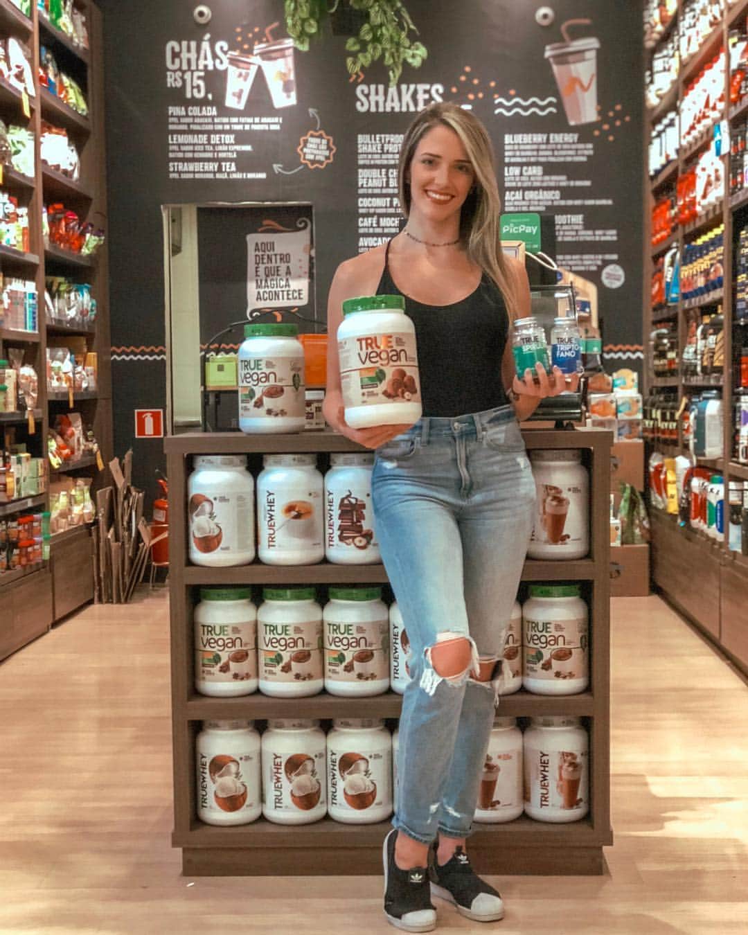 ナターリア・ガウジオのインスタグラム：「Passei na Fast Nutri do Shopping Praia da Costa e garanti todos os produtinhos que vou precisar durante a minha viagem... Estou indo pra Europa participar de 3 competições muito importantes, e para ter um bom desempenho nas competições, uma boa alimentação é essencial!! Por isso já escolhi minha proteína vegana e algumas vitaminas da @truesourcenutrition, e além disso estou levando barrinhas de proteína e snacks saudáveis!! Agora estou prontinha e abastecida pra viagem!! 🙏🏼💪🏼😍🔝✨✈️❤️ #fastnutrishoppingpraiadacosta #fastnutri #fitness #focus #healthyfood #vegan #inlove #trip #competition #rhythmicgymnastics #truesource」