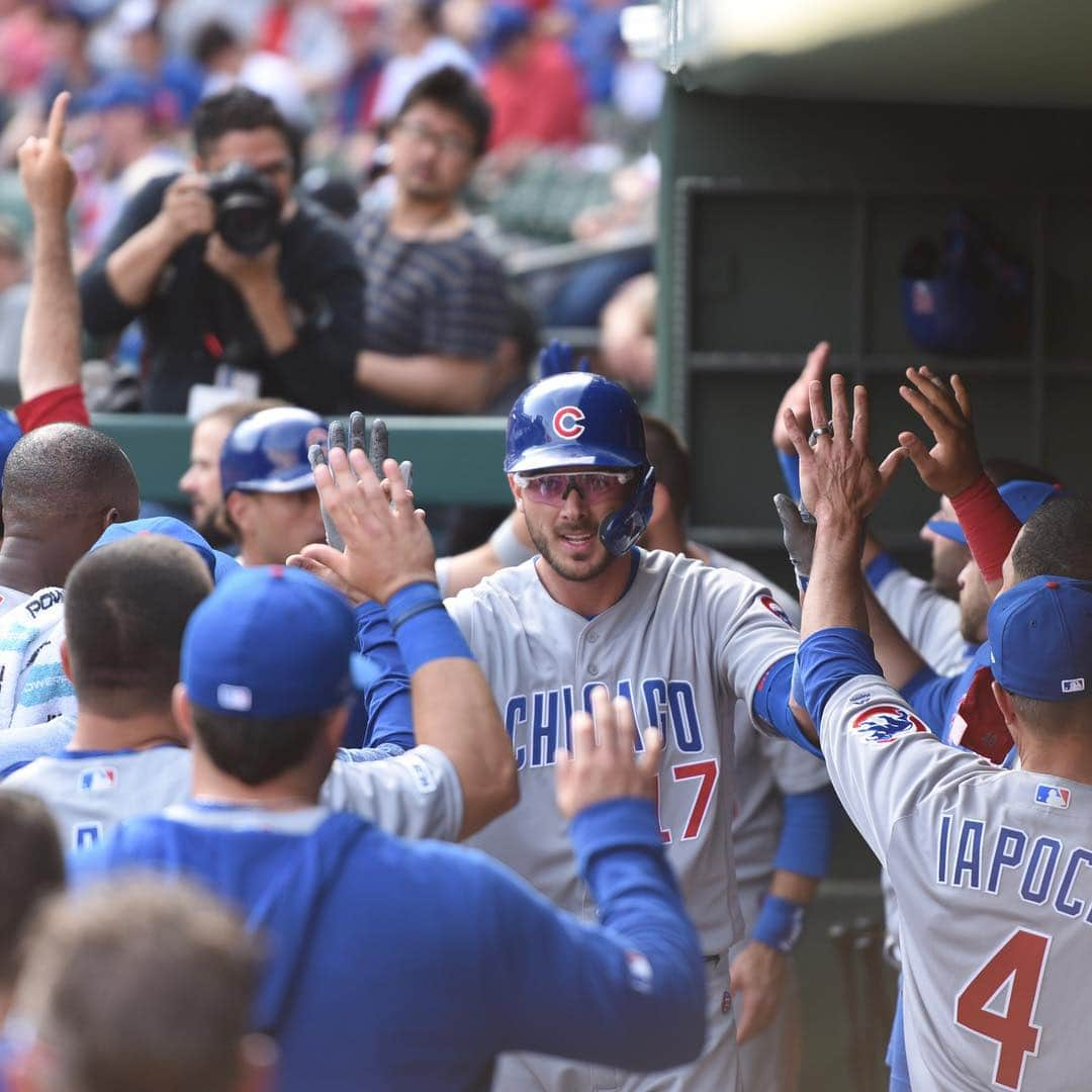 シカゴ・カブスさんのインスタグラム写真 - (シカゴ・カブスInstagram)「Opening Day W! #EverybodyIn」3月29日 8時17分 - cubs