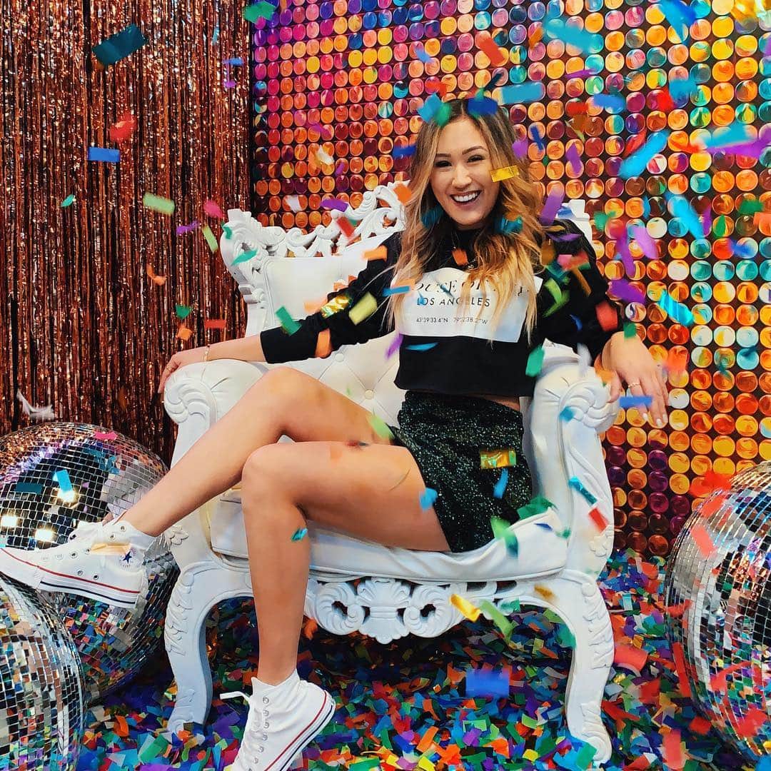Lauren Riihimakiさんのインスタグラム写真 - (Lauren RiihimakiInstagram)「living my real life prom queen fantasy in this throne!! 👑 I had such a blast meeting my NYC #prettylittlelaurs with @converse + @journeys for #OffToProm! link in bio to see the recap and this week’s vlog 🌈」3月29日 8時17分 - laurdiy